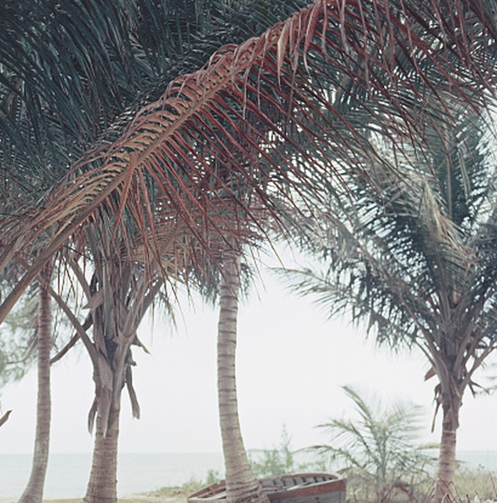 Esta fotografía de retrato de finales de los años 50, captada por el fotógrafo de sociedad Slim Aarons, muestra a Marsha Gayle (a rayas rojas) y a una amiga relajándose en una playa desierta cerca de la bahía de Calabash, isla de Andros, Bahamas,