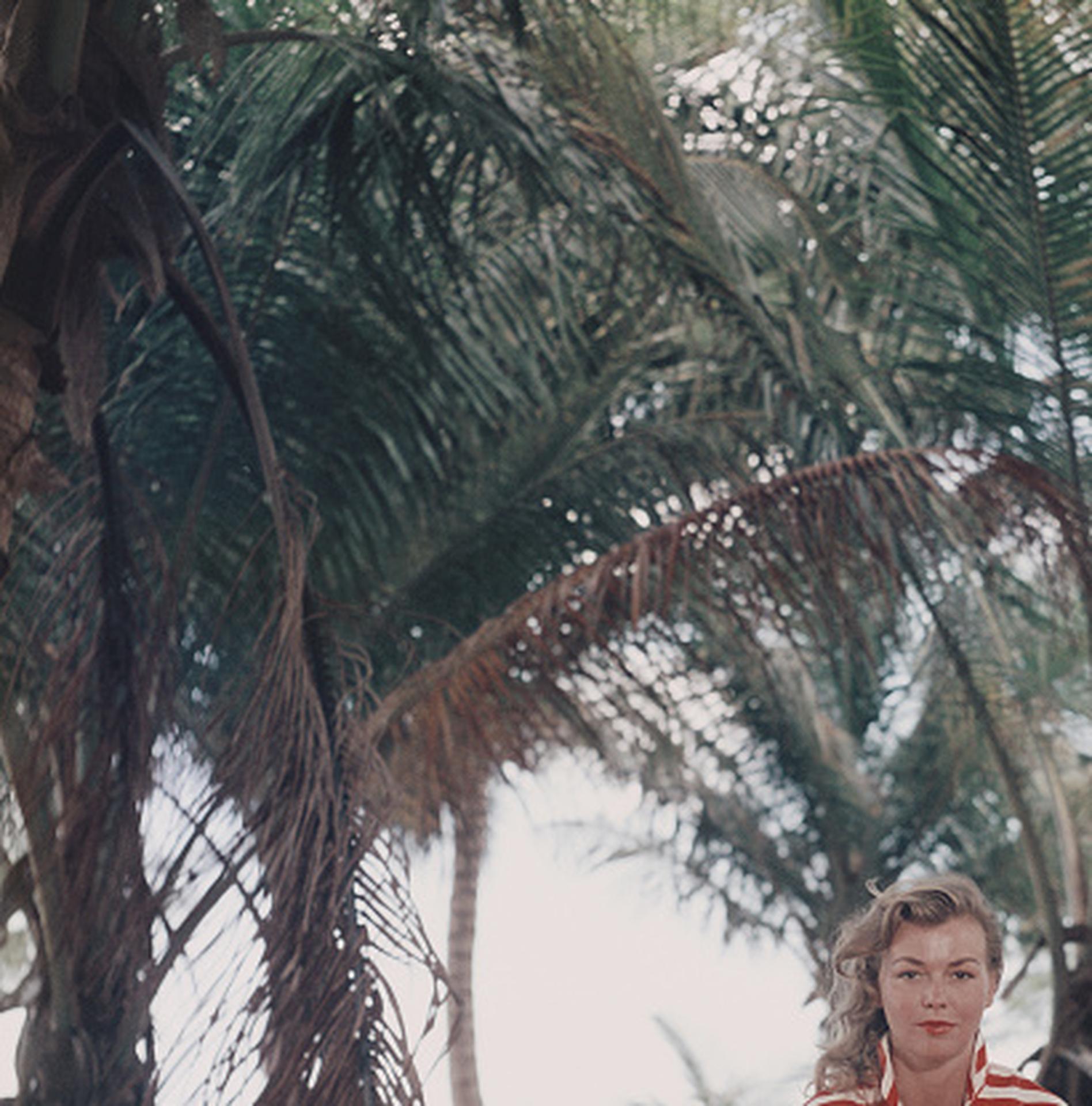 Marsha Gayle en la isla de Andros, Bahamas, Estate Edition, Fotografía de retrato - Portrait Photograph Gris de Slim Aarons