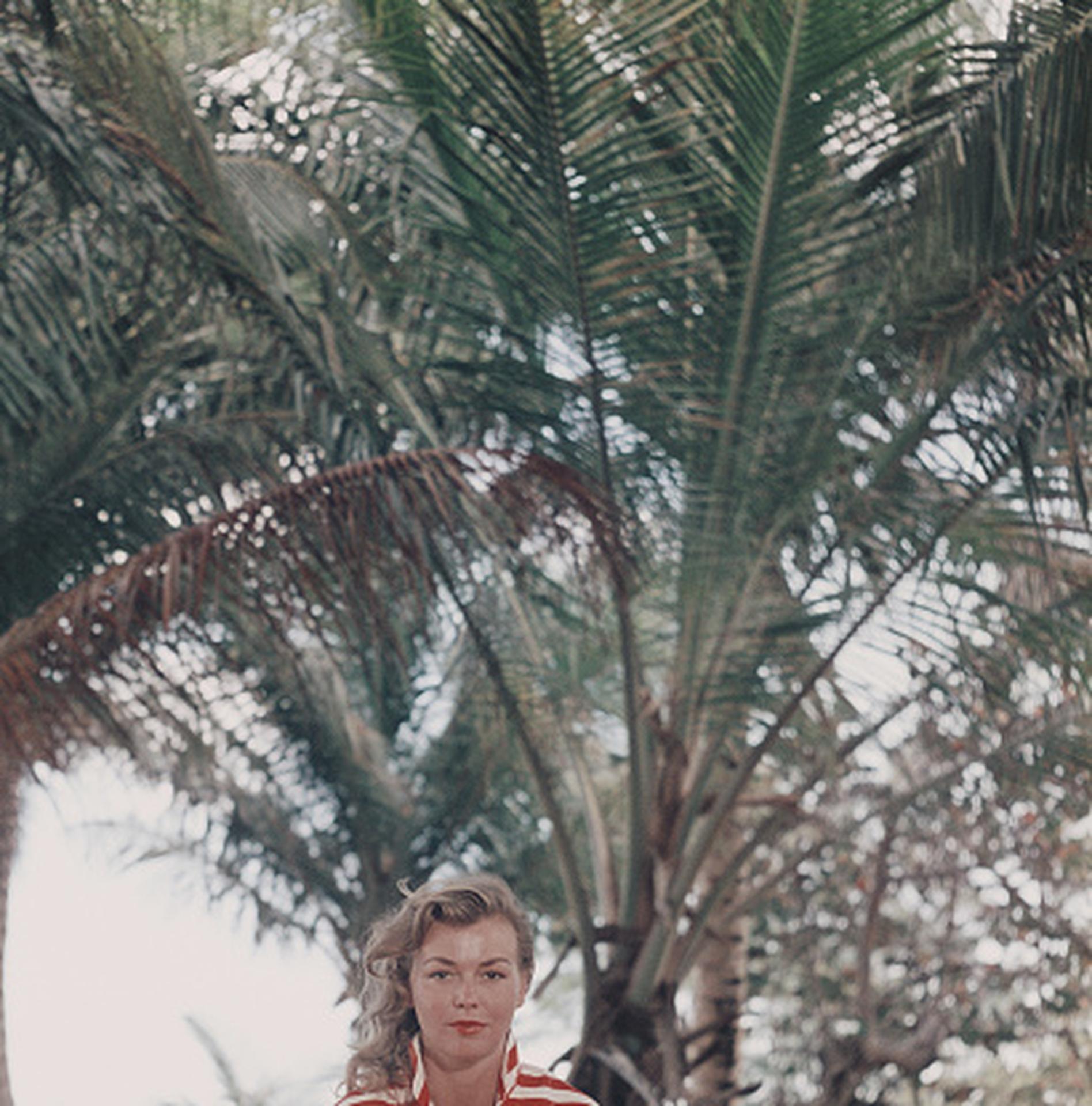 En este retrato de finales de los años 50, realizado por el fotógrafo de sociedad Slim Aarons, aparece Marsha Gayle de París disfrutando de una playa desierta cerca de la bahía de Calabash, en Andros, Bahamas.

Se trata de una edición sellada y