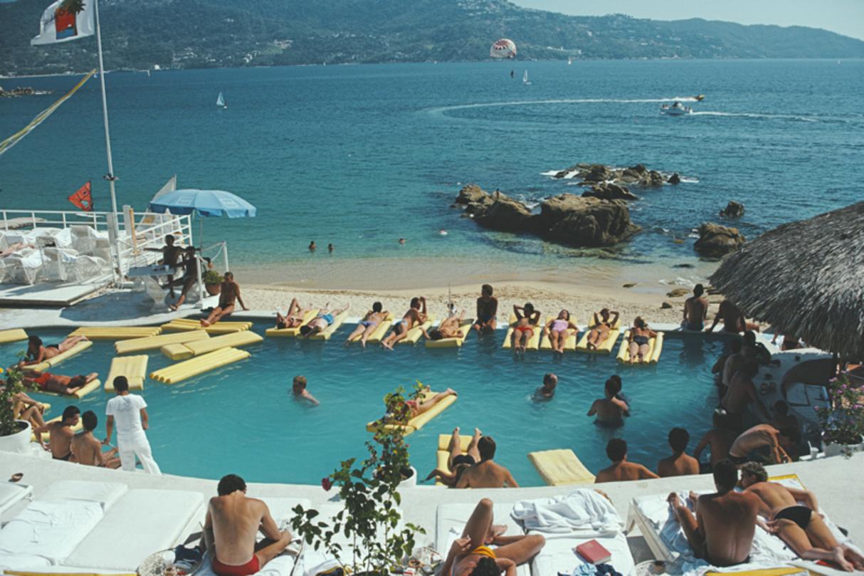 Mar de Mazatlán 
1984
por Slim Aarons

Slim Aarons Edición Limitada Estate

Veraneantes en una piscina junto al mar en Mazatlán, México, enero de 1984.

sin enmarcar
c escribir imprimir
impreso 2023
20 x 24"  - tamaño del papel

Limitado a 150