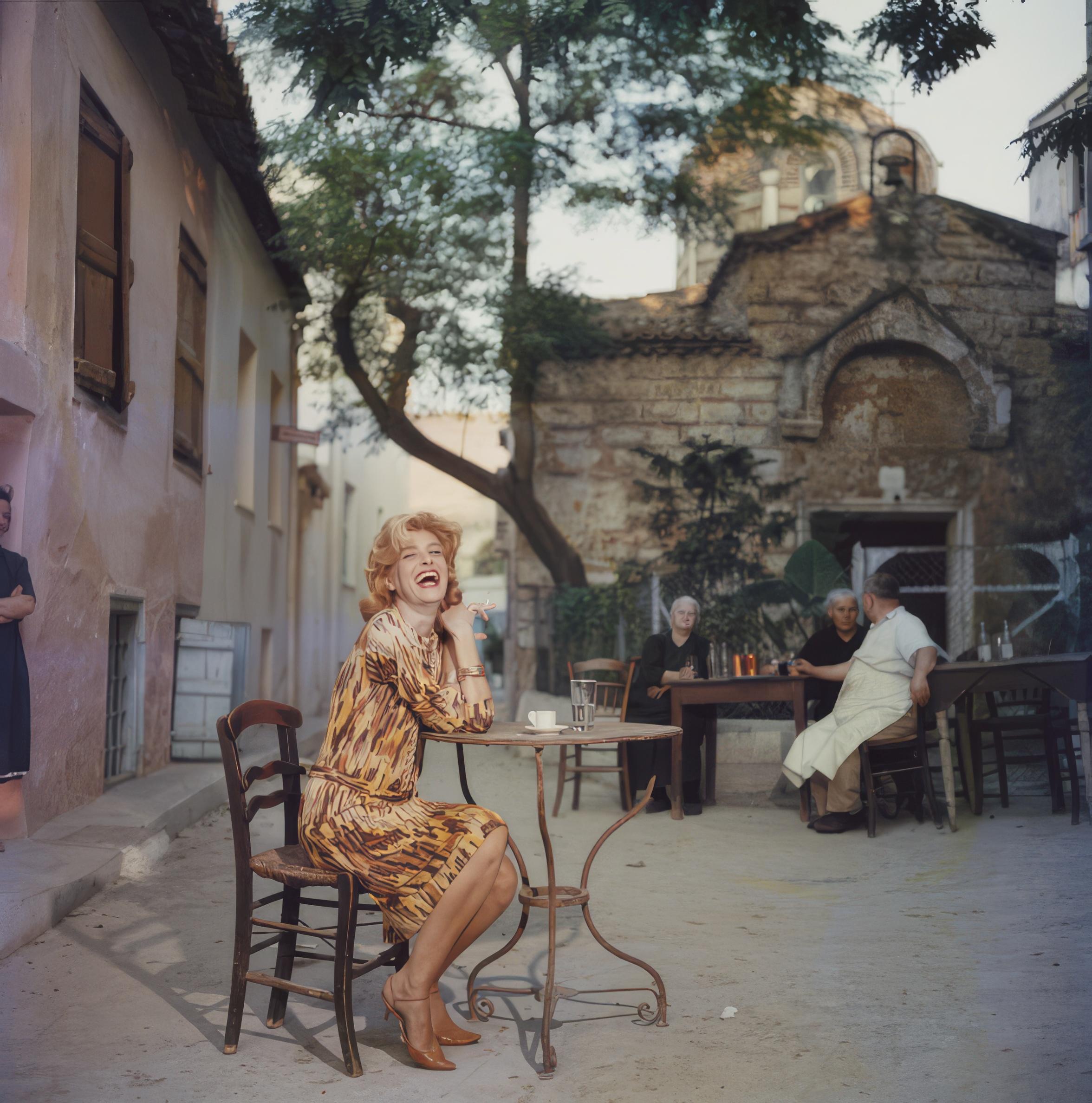 Slim Aarons Color Photograph – Melina Mercouri in Athen (Aarons Nachlass-Ausgabe)