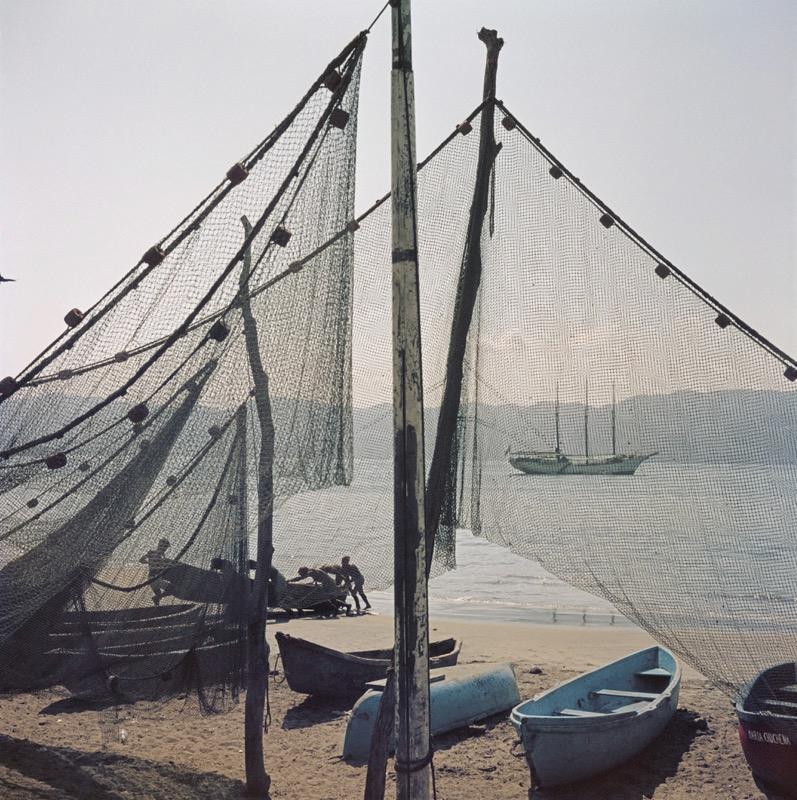 Slim Aarons Portrait Photograph – Mexikanische Fischerboote (1952) Limitierte Nachlassstempel - Grande XL