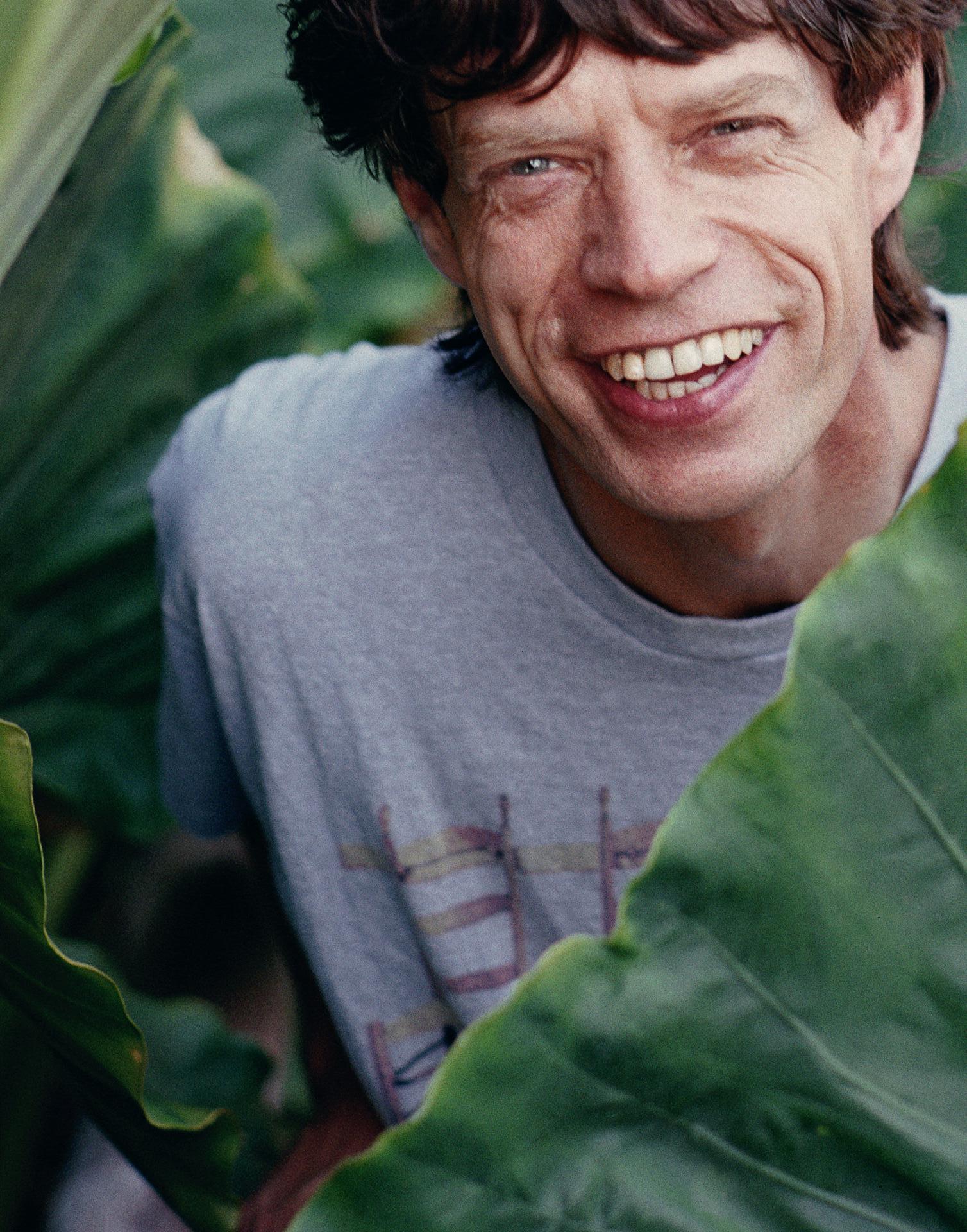 Mick Jagger en vacances, île de Mustique, édition limitée, photographie de portrait - Noir Landscape Photograph par Slim Aarons