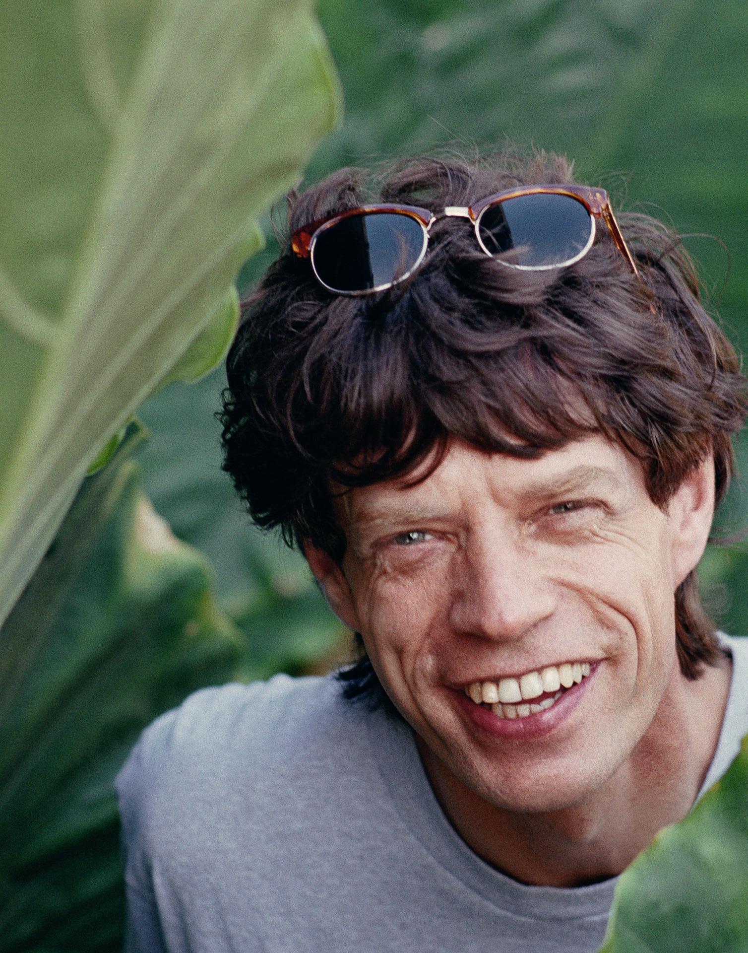 Ce portrait de la fin des années 1980, réalisé par le photographe mondain Slim Aarons, montre la star du rock britannique Mick Jagger en vacances sur l'île de Mustique, dans les Grenadines.

Il s'agit d'une édition de 150 exemplaires estampillés et