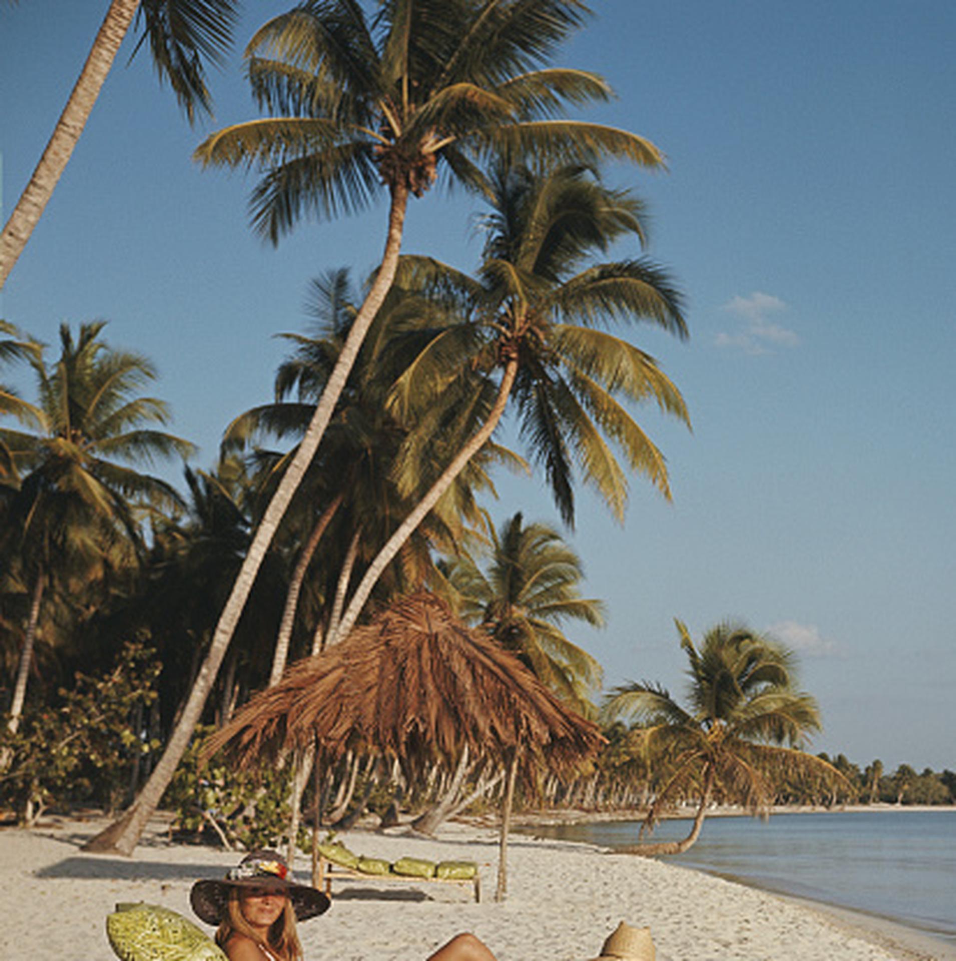 Minnie und Dru Montagu, Dominikanische Republik, Nachlassausgabe, Porträtfoto – Photograph von Slim Aarons