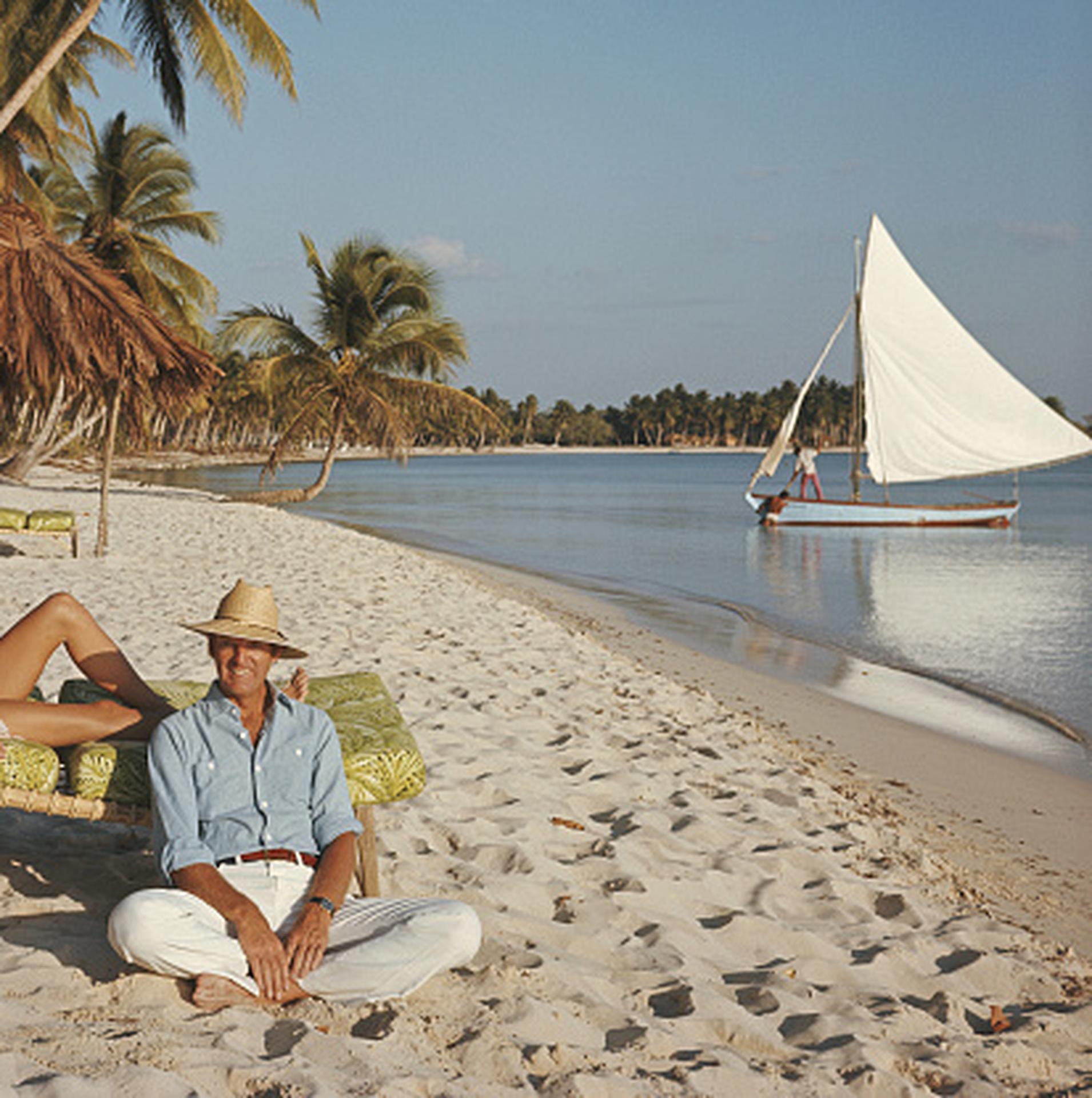 Minnie und Dru Montagu, Dominikanische Republik, Nachlassausgabe, Porträtfoto (Grau), Color Photograph, von Slim Aarons