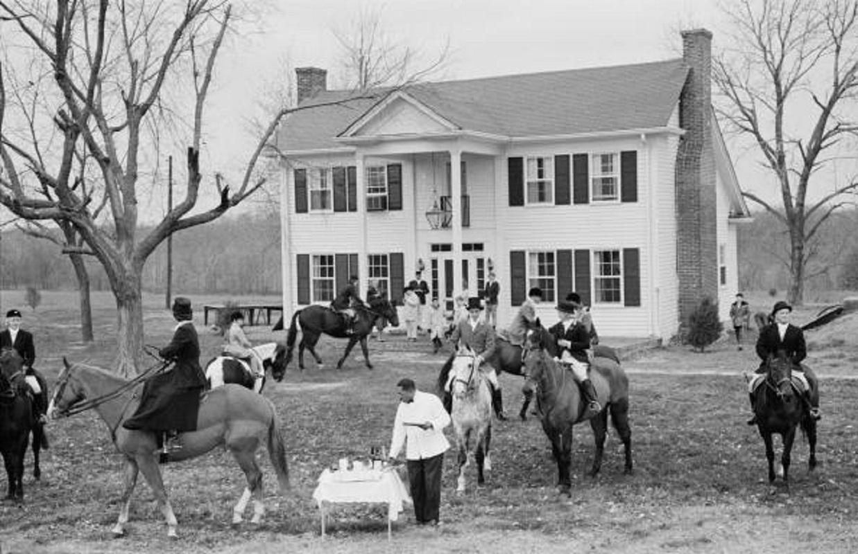 'Missouri Hunt' 1955 Slim Aarons Limited Estate Edition Print 

A hunting party on horseback in St Louis, Missouri, circa 1955.

Produced from the original transparency
Certificate of authenticity supplied 
Archive stamped

Paper Size  24x20 inches