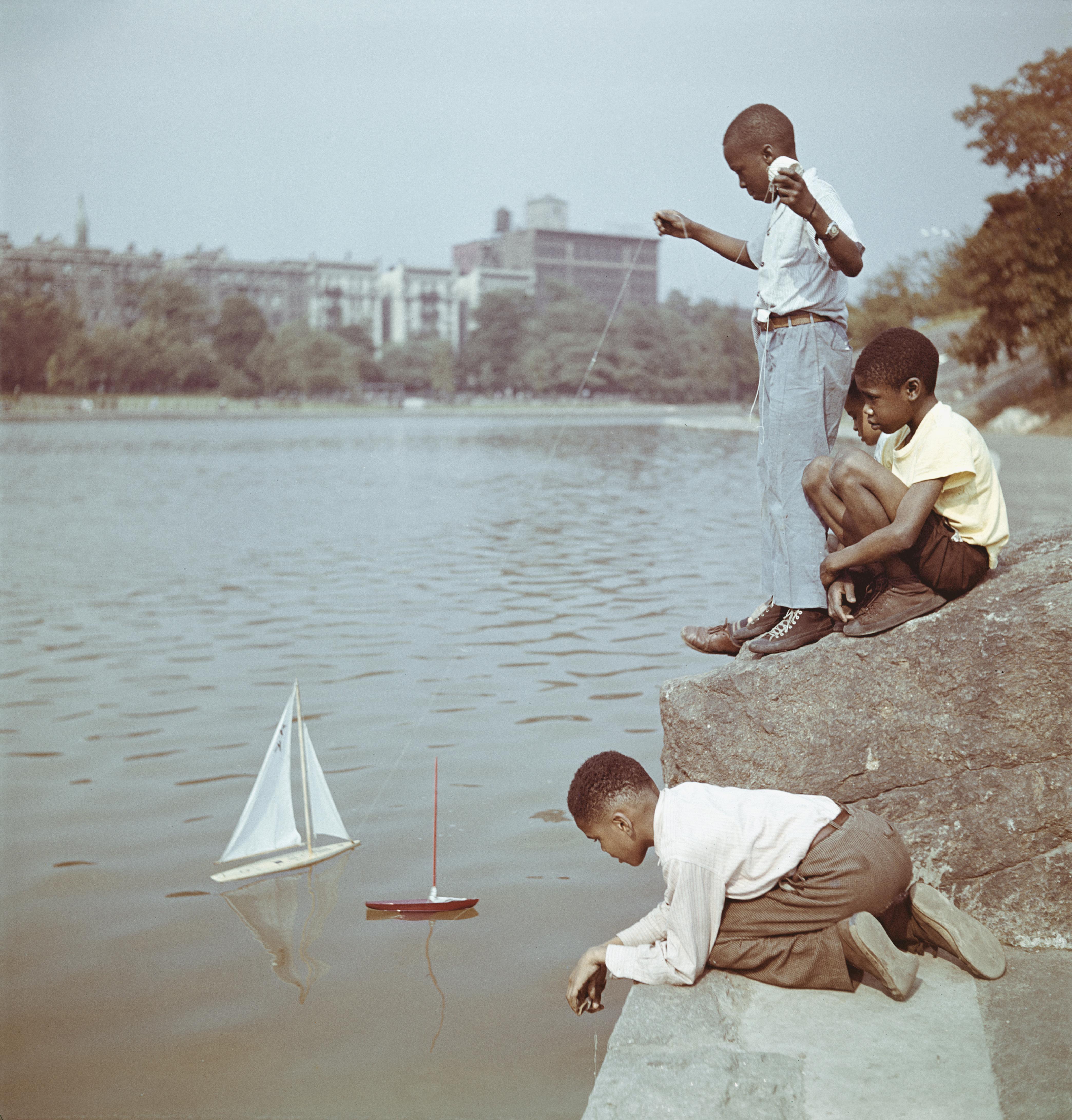 Color Photograph Slim Aarons - Modèle réduit de bateau à voile dans Central Park NYC, photographie d'édition de succession, Jeu d'enfants