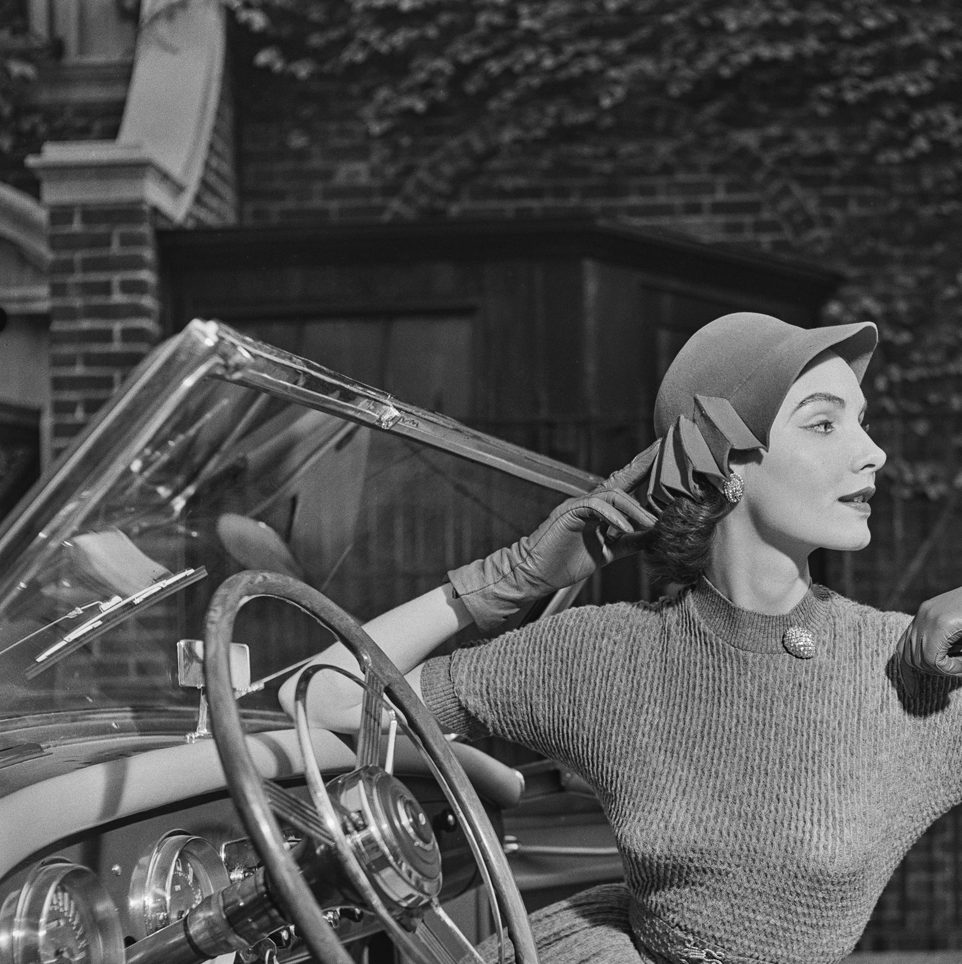 Modeln für Saks Fifth Avenue, Nachlassausgabe, Porträtfotografie (Schwarz), Portrait Photograph, von Slim Aarons