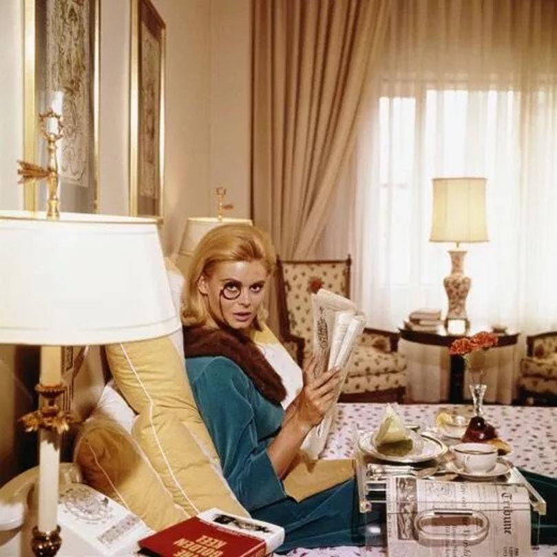 Señorita Monocled 
1964
por Slim Aarons

Slim Aarons Edición Limitada Estate

Renata Boeck disfrutando del desayuno en la cama en el Hotel Regency de Nueva York, 1964

sin enmarcar
c escribir imprimir
impreso 2023
20 x 20"  - tamaño del