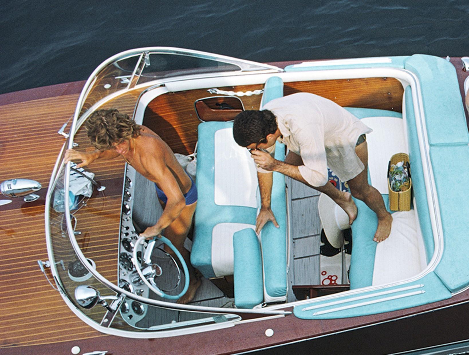 Monte Carlo, 1952 - Navigation sur un bateau classique Riva Été italien - Modernisme américain Photograph par Slim Aarons