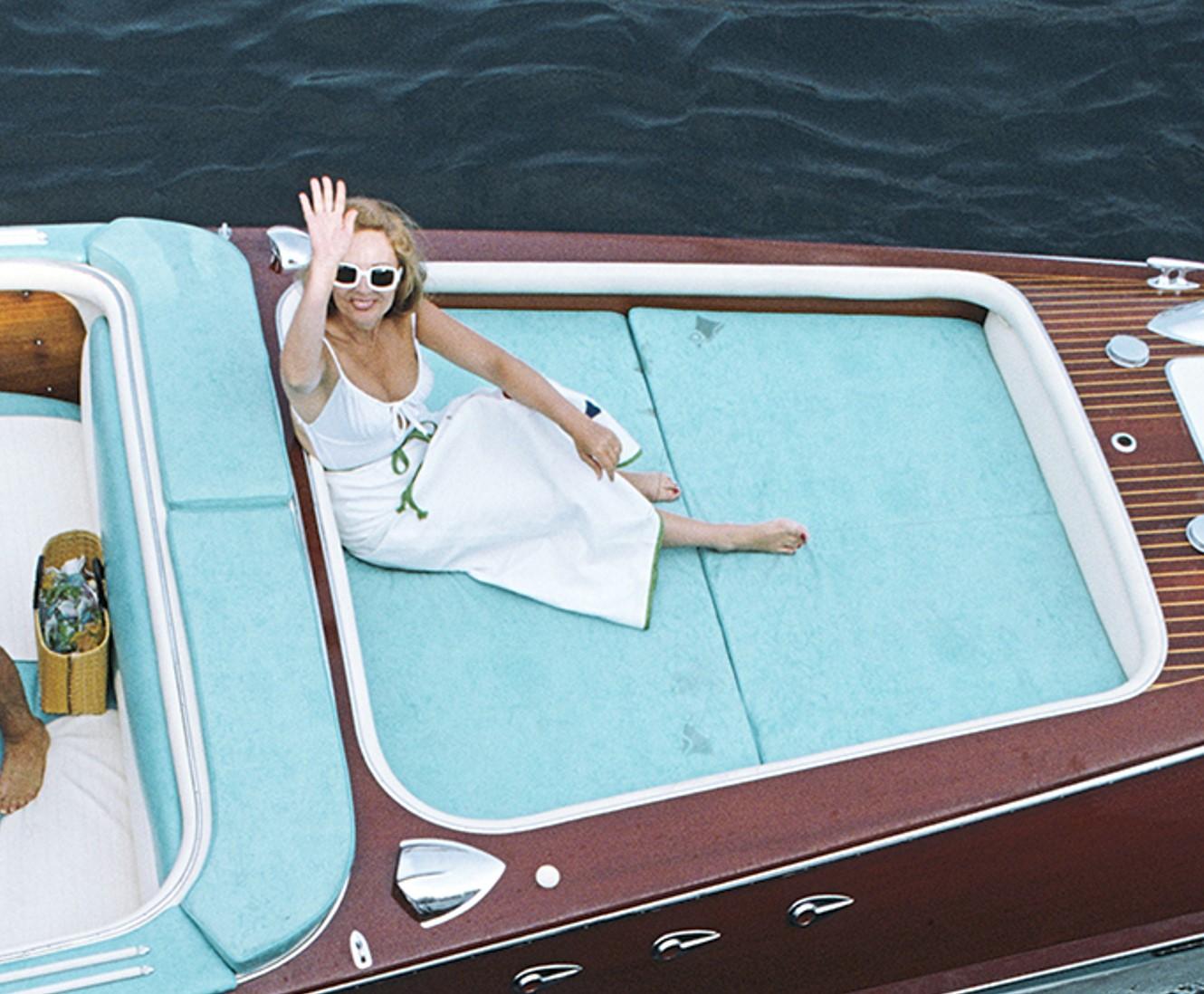 Monte Carlo, 1952 - Navigation sur un bateau classique Riva Été italien - Noir Landscape Photograph par Slim Aarons