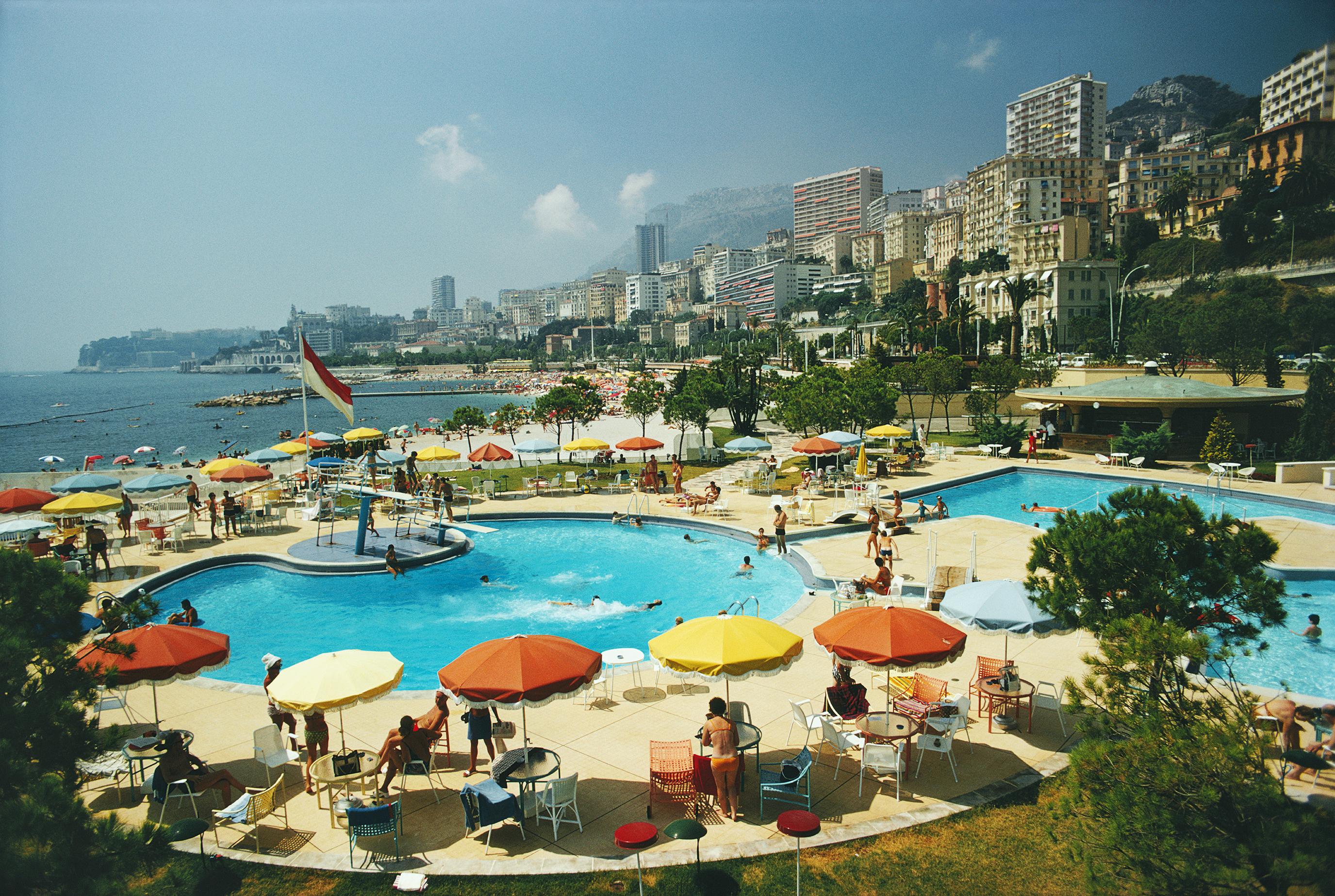 Slim Aarons Landscape Photograph – Monte Carlo Beach Club, Monaco, Mittelmeerfotografie aus der Mitte des Jahrhunderts