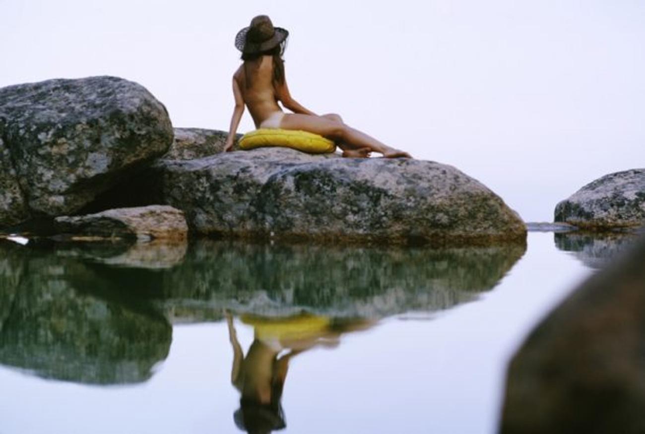 Monte Mano 
1973
da Slim Aarons

Slim Aarons Edizione Limitata Estate

Una giovane donna a bordo piscina a Monte Mano, la villa dell'architetto Jacques Couelle in Sardegna, agosto 1973.

non incorniciato
c stampa di tipo
stampato 2023
20 x 24"  -