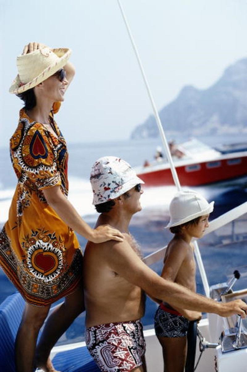 motor Holiday' 1975 Slim Aarons Limitierte Nachlassausgabe Druck 

Ein Familienausflug in einem Motorboot in Porto Ercole, Toskana, um 1975. 

Hergestellt aus der Originalfolie
Mitgeliefertes Echtheitszertifikat 
Archiv gestempelt

Papierformat 