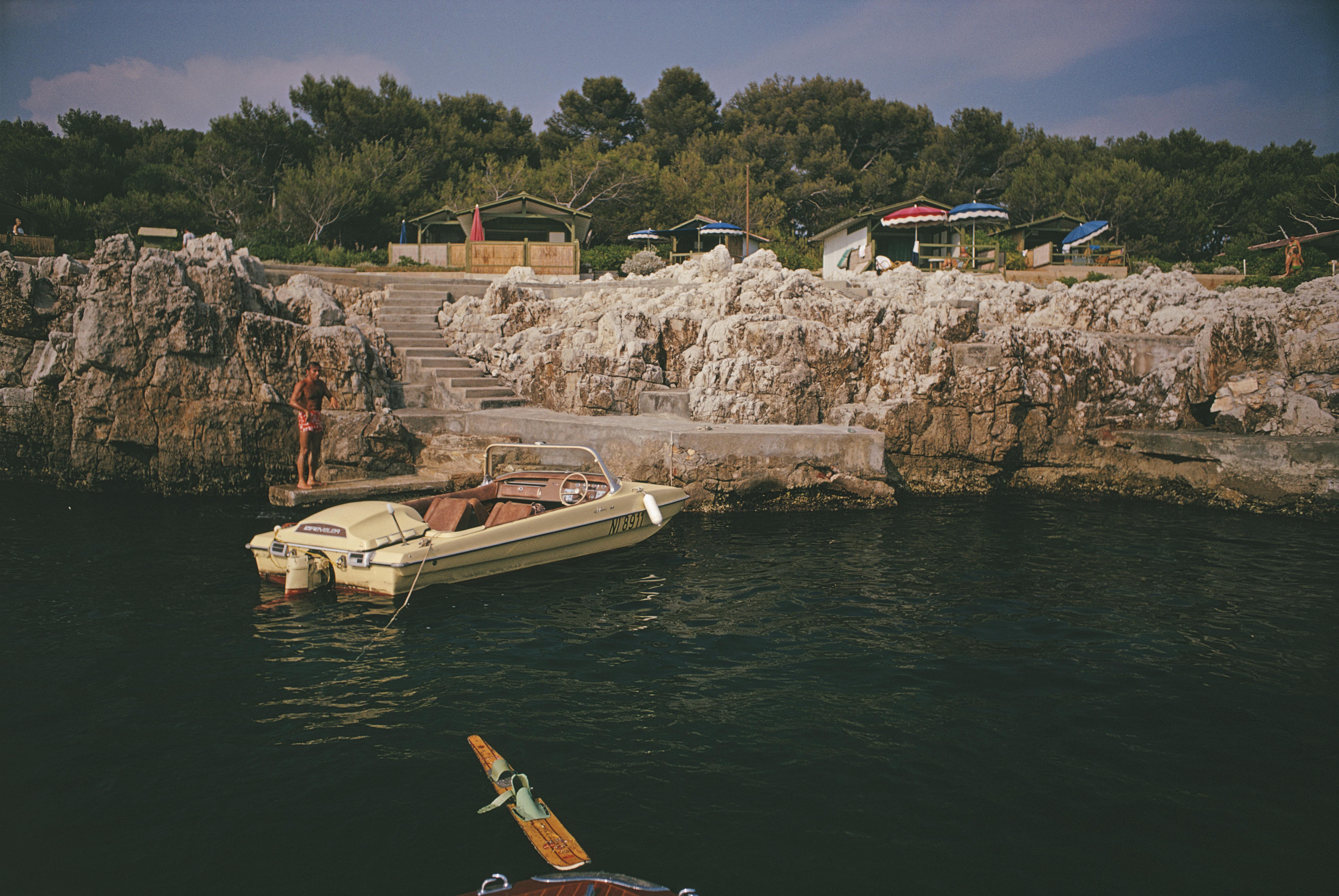 Slim Aarons Nude Photograph – Motorboot im Htel du Cap Eden-Roc, Nachlassausgabe Fotografie, Antibes, Waterski
