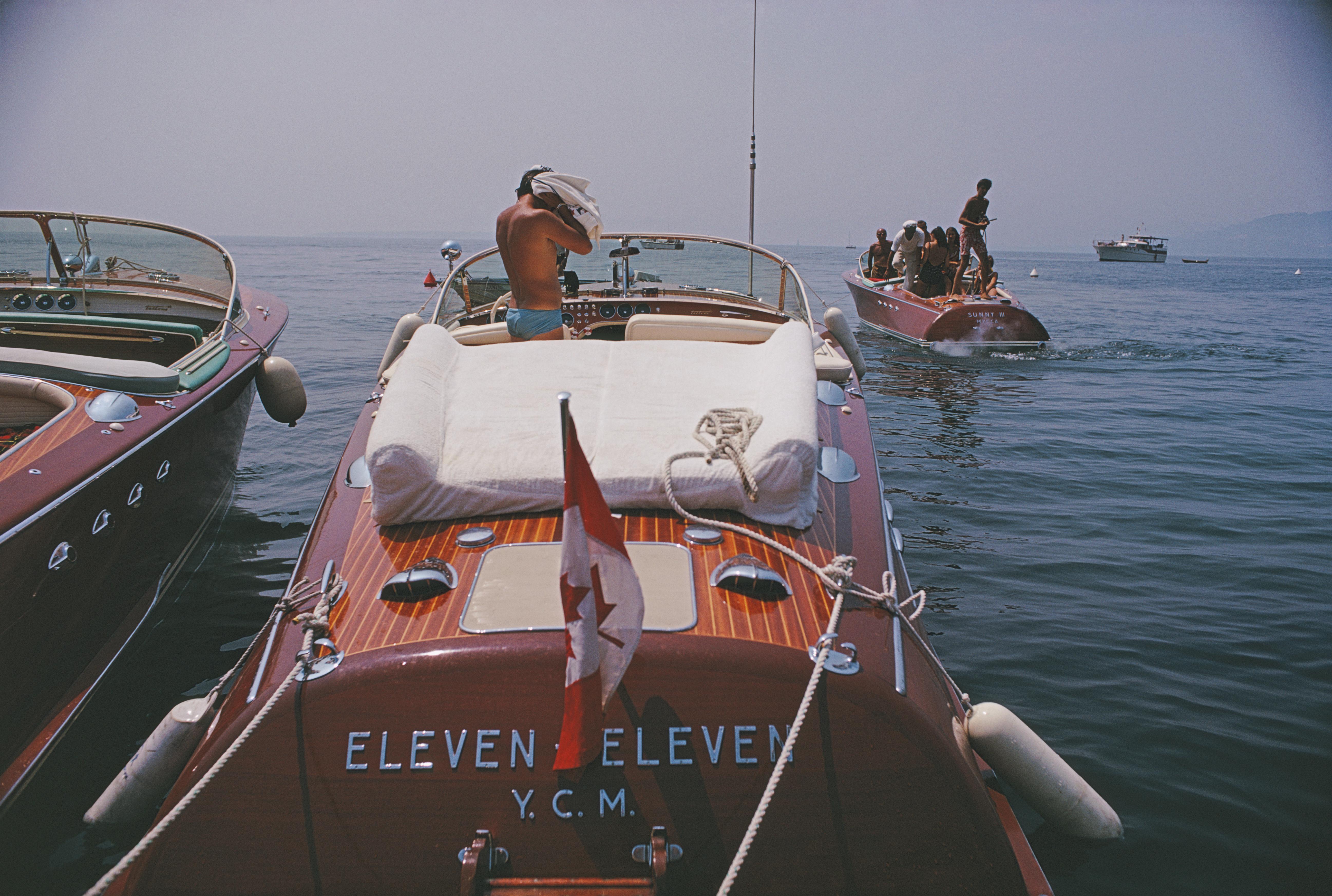 motorboote in Antibes' 1969 Slim Aarons Limitierte Nachlassausgabe Druck 

Motorboote an der Küste in der Nähe des Hotel du Cap-Eden-Roc in Antibes an der Côte d'Azur, August 1969.

Hergestellt aus der Originalfolie
Mitgeliefertes