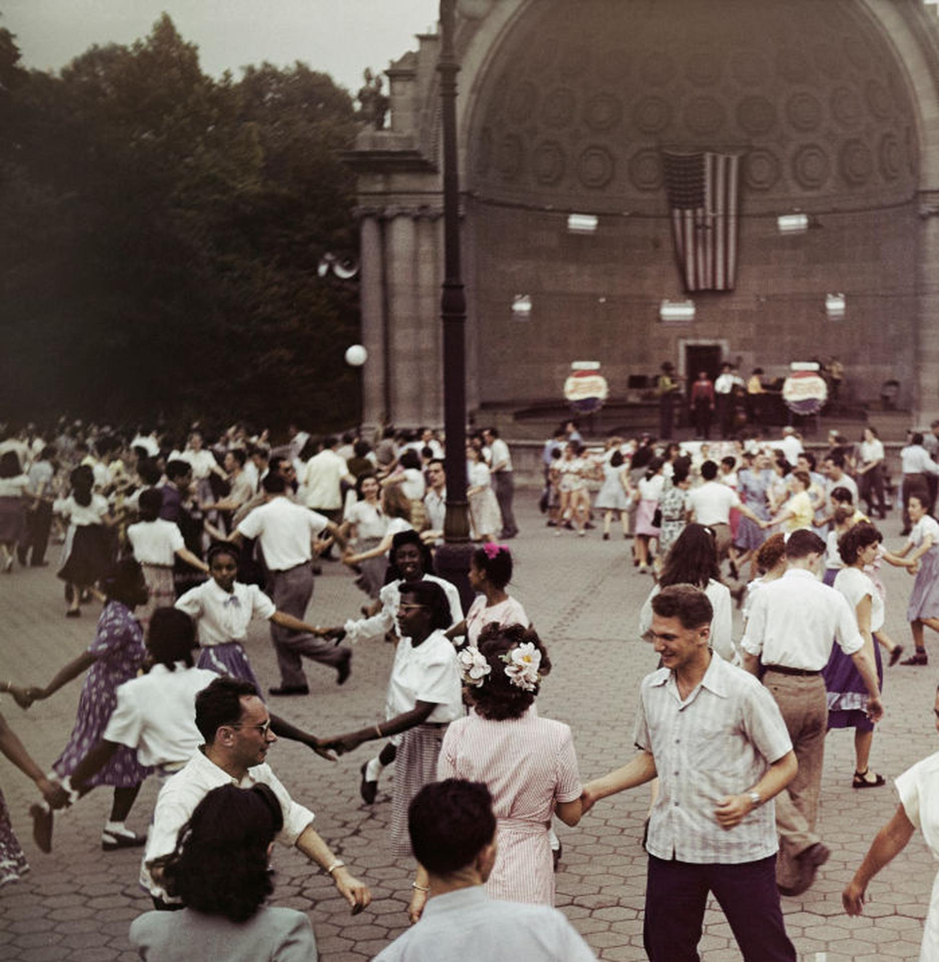 Naumburg Bandshell, New York City, Edizione Estate, Ritratto fotografico - Figurative Photograph Nero di Slim Aarons