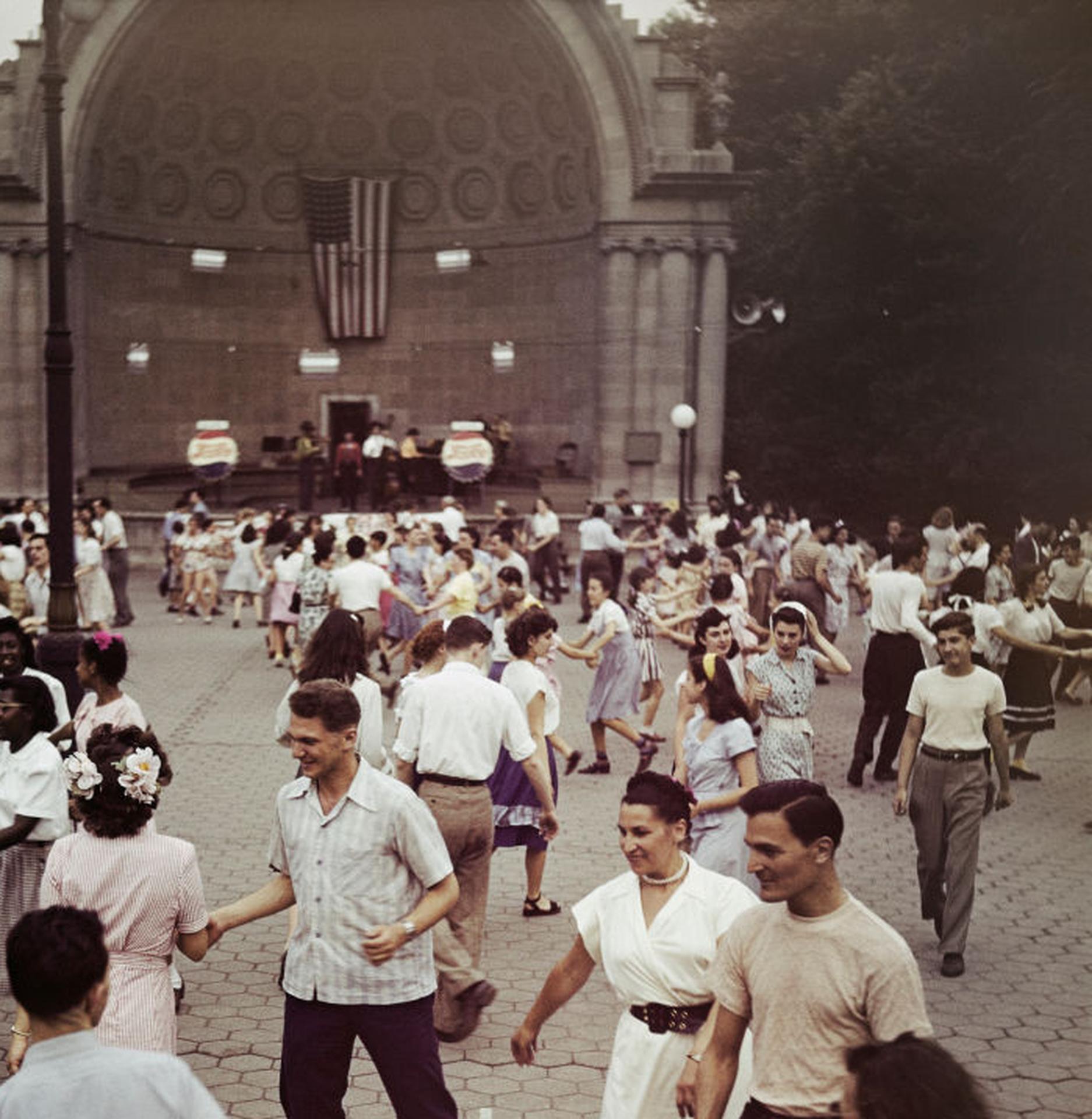 Questa fotografia urbana della fine degli anni '40, scattata dal fotografo di società Slim Aarons, ritrae delle coppie che ballano al ritmo di una band dal vivo che si esibisce al Naumburg Bandshell, Central Park, New York.

Si tratta di un'edizione