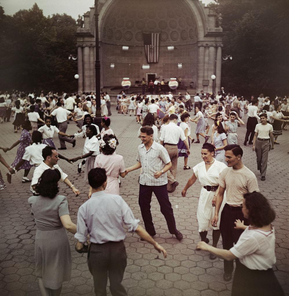 Couples dance to a live band performing at the Naumburg Bandshell, Central Park, New York City, 1948. (Photo by Slim Aarons/Hulton Archive/Getty Images)

Slim Aarons
Naumburg Bandshell
Chromogenic Lambda print
1948, Printed Later
Slim Aarons Estate