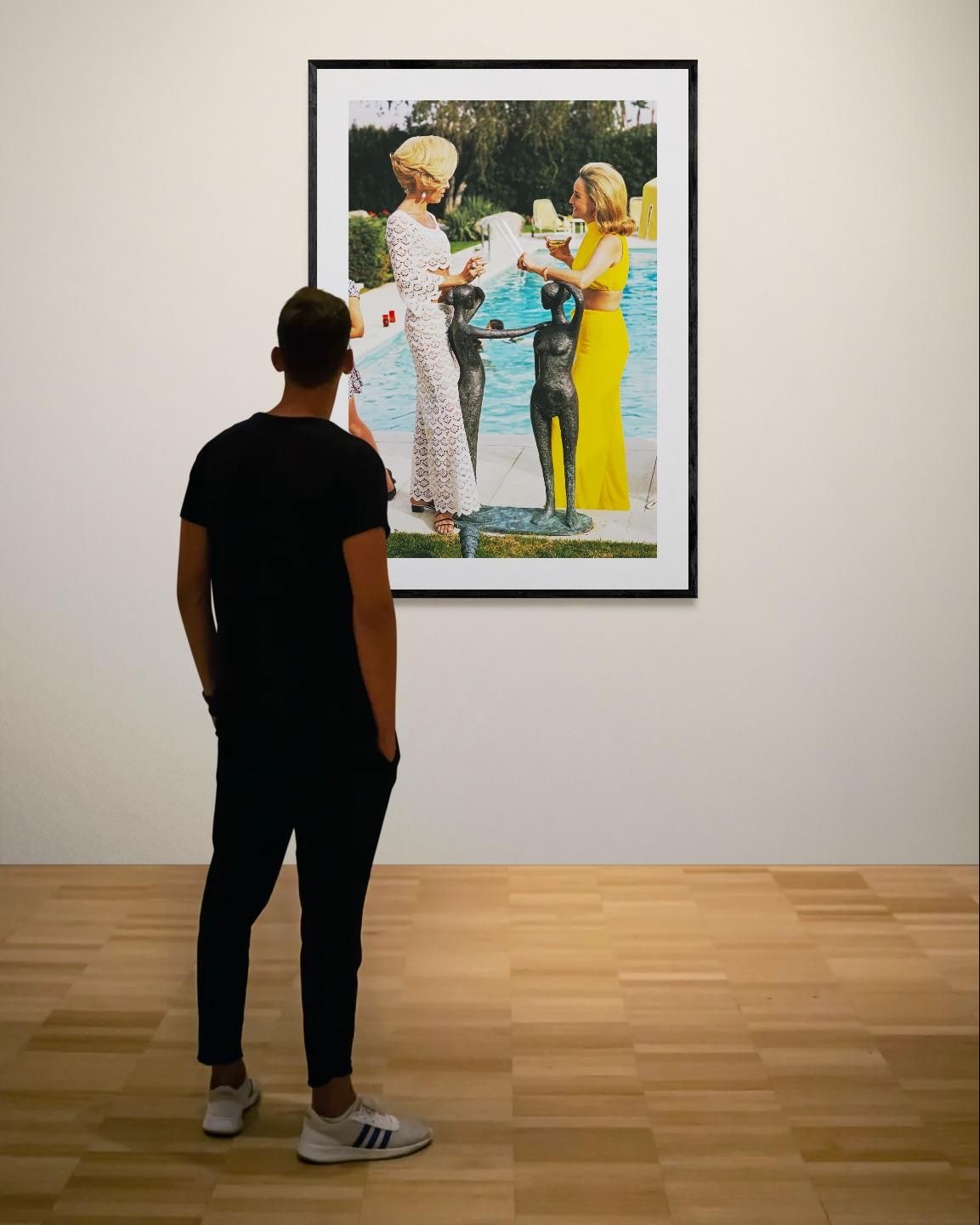 Nelda By The Pool, 1970, Photographie moderne du milieu du siècle - Beige Landscape Photograph par Slim Aarons
