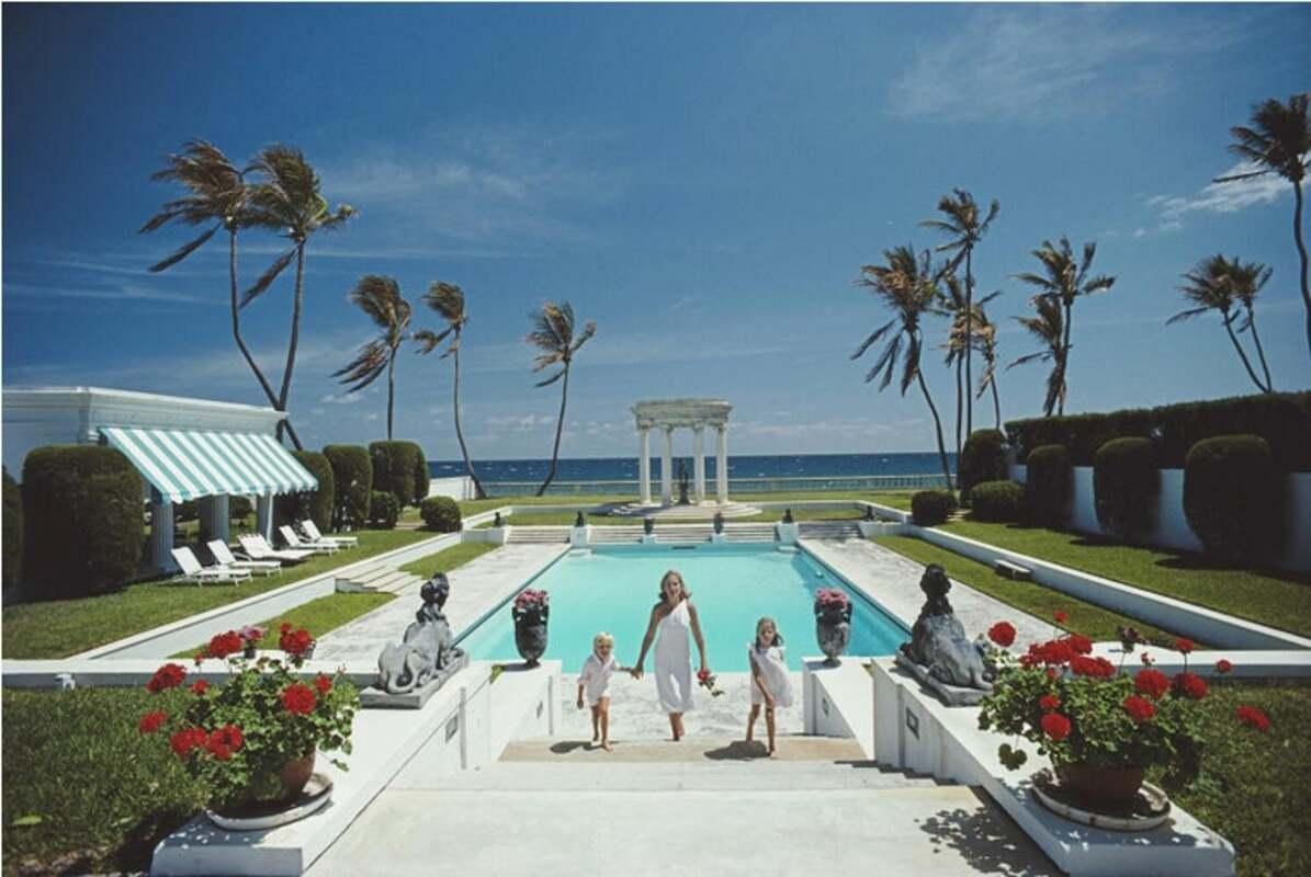 TMrs T. Dennie Boardman und ihre Kinder Samuel Jay und Sarah erklimmen die Stufen des Pools im Haus von Boardmans Eltern in Palm Beach, Florida, 1985. (Foto: Slim Aarons/Getty Images)
Dieses Foto stammt aus der auf 150 Exemplare limitierten Auflage