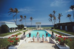 Piscina in stile neoclassico, edizione “Slim Aarons Estate”, fotografia in stile Mid-Century Modern