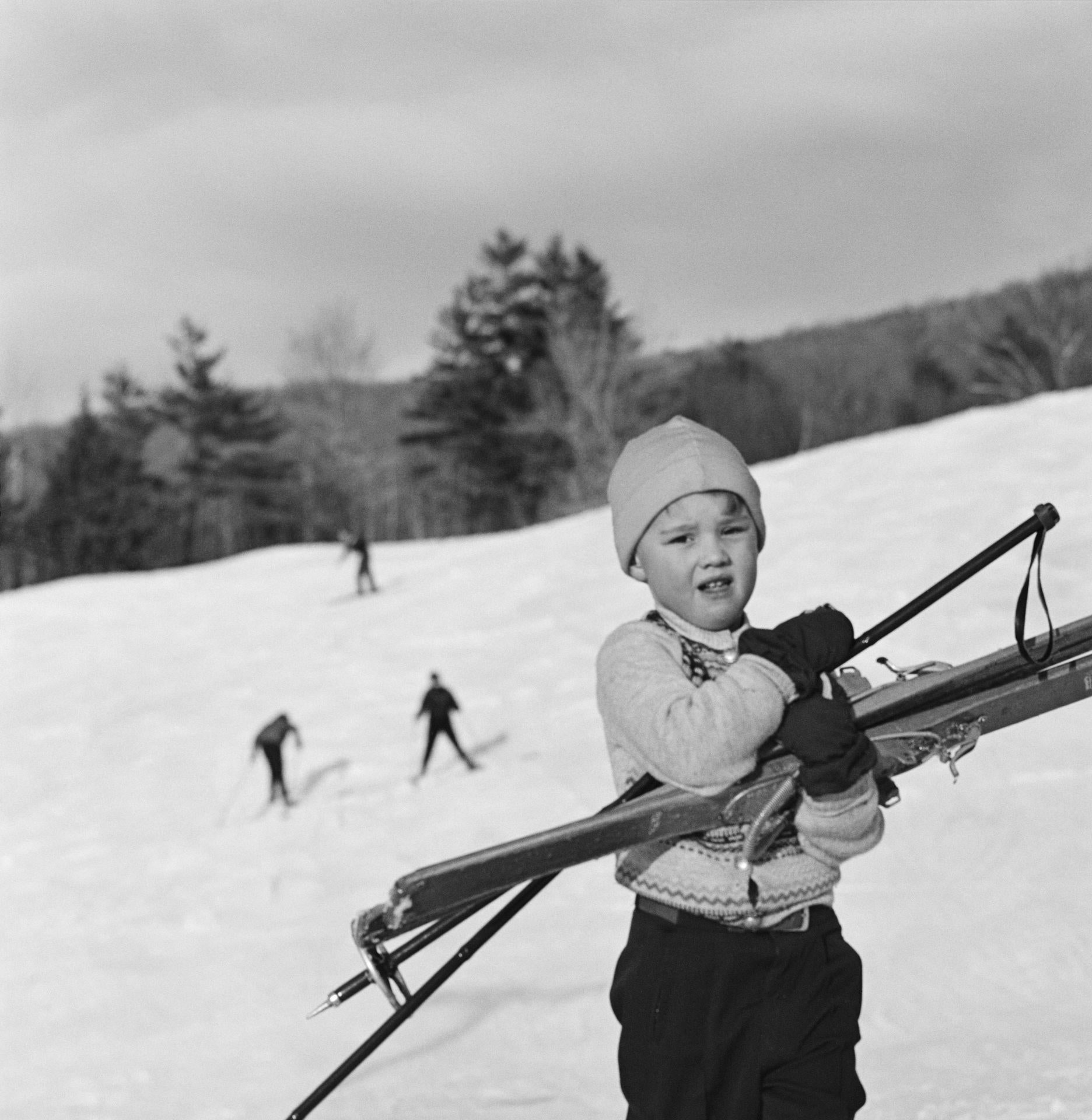 Child Child Skiing New England, Estate Edition, Midcentury New Hampshire Snowscape (Paysage de neige du New Hampshire du milieu du siècle) - Gris Black and White Photograph par Slim Aarons