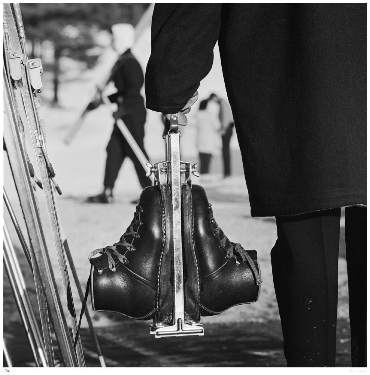 New England Skiing 1955 - Slim Aarons Estampillé par la succession

Un skieur portant ses chaussures dans le New Hampshire, 1955.

12 x 12" pouces / 30 x 30 cm format du papier 

Collection Samped Edition à 150 exemplaires 

Photo par Slim