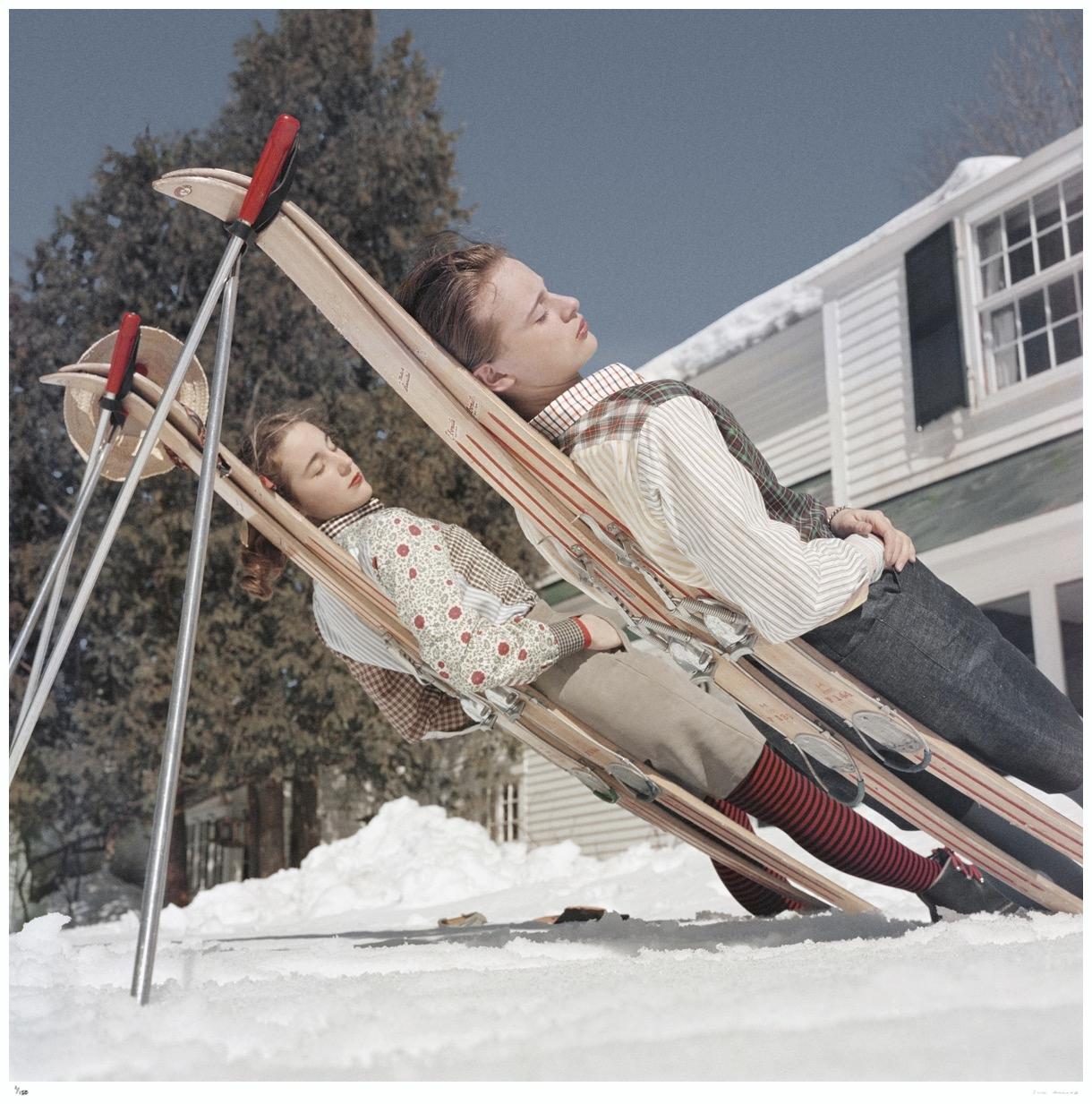 New England Skiing 1955 - Slim Aarons Estampillé par la succession