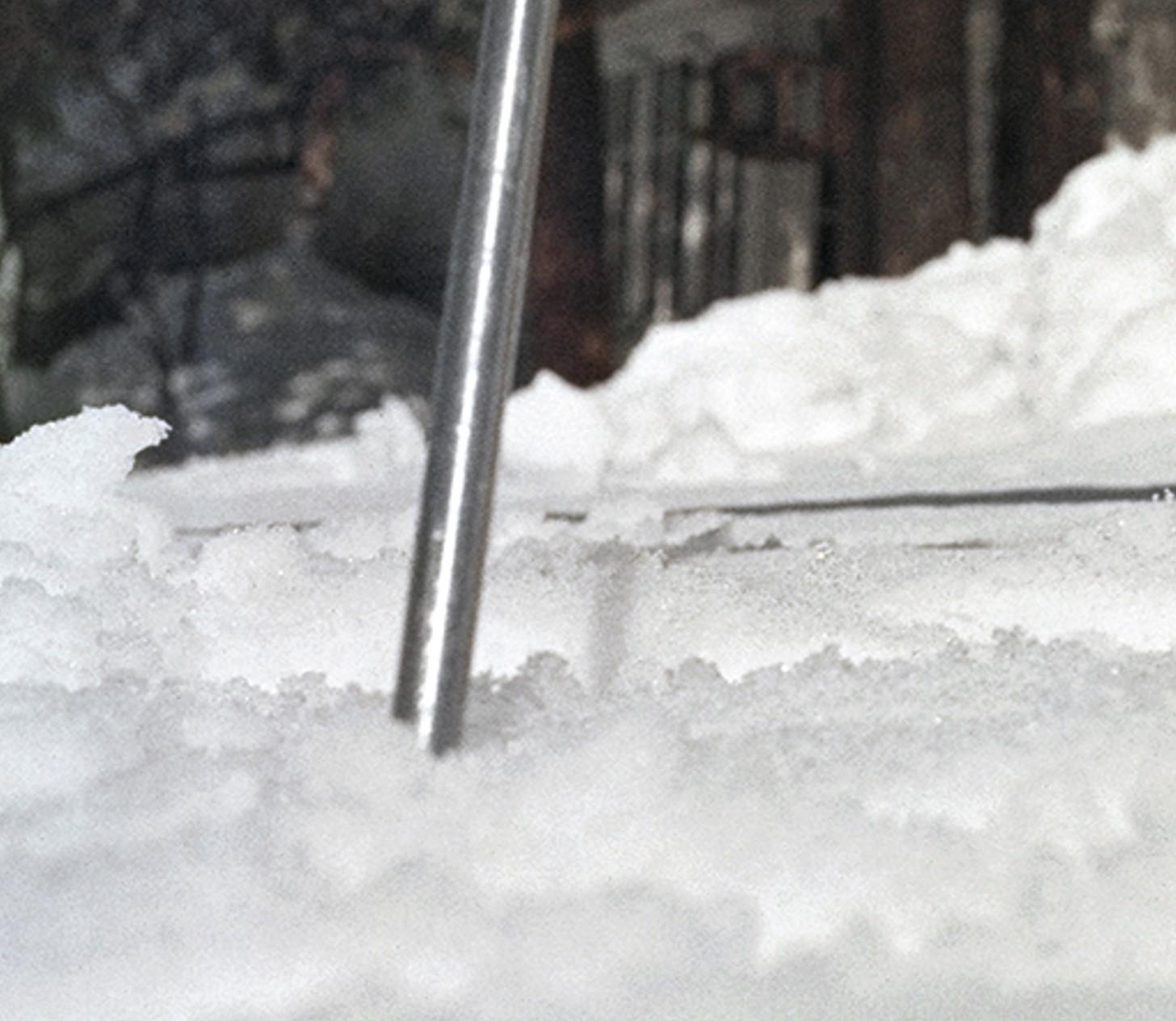 New England Skiing, New Hampshire, 1955 - Winter Fashion in Snowy Landscape - Black Figurative Photograph by Slim Aarons