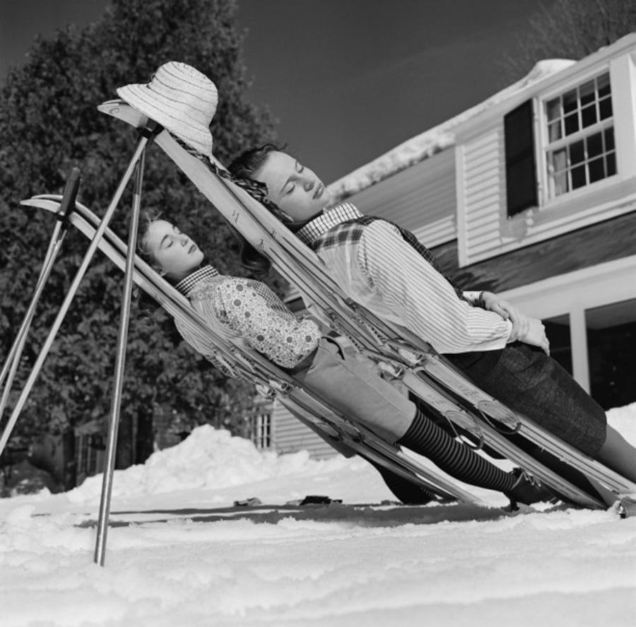 Sci del New England 
1955
da Slim Aarons

Slim Aarons Edizione Limitata Estate

Due donne si sdraiano su lettini improvvisati nel New Hampshire, 1955. 

non incorniciato
Stampa alla gelatina d'argento
stampato 2023
16 × 16″ - formato