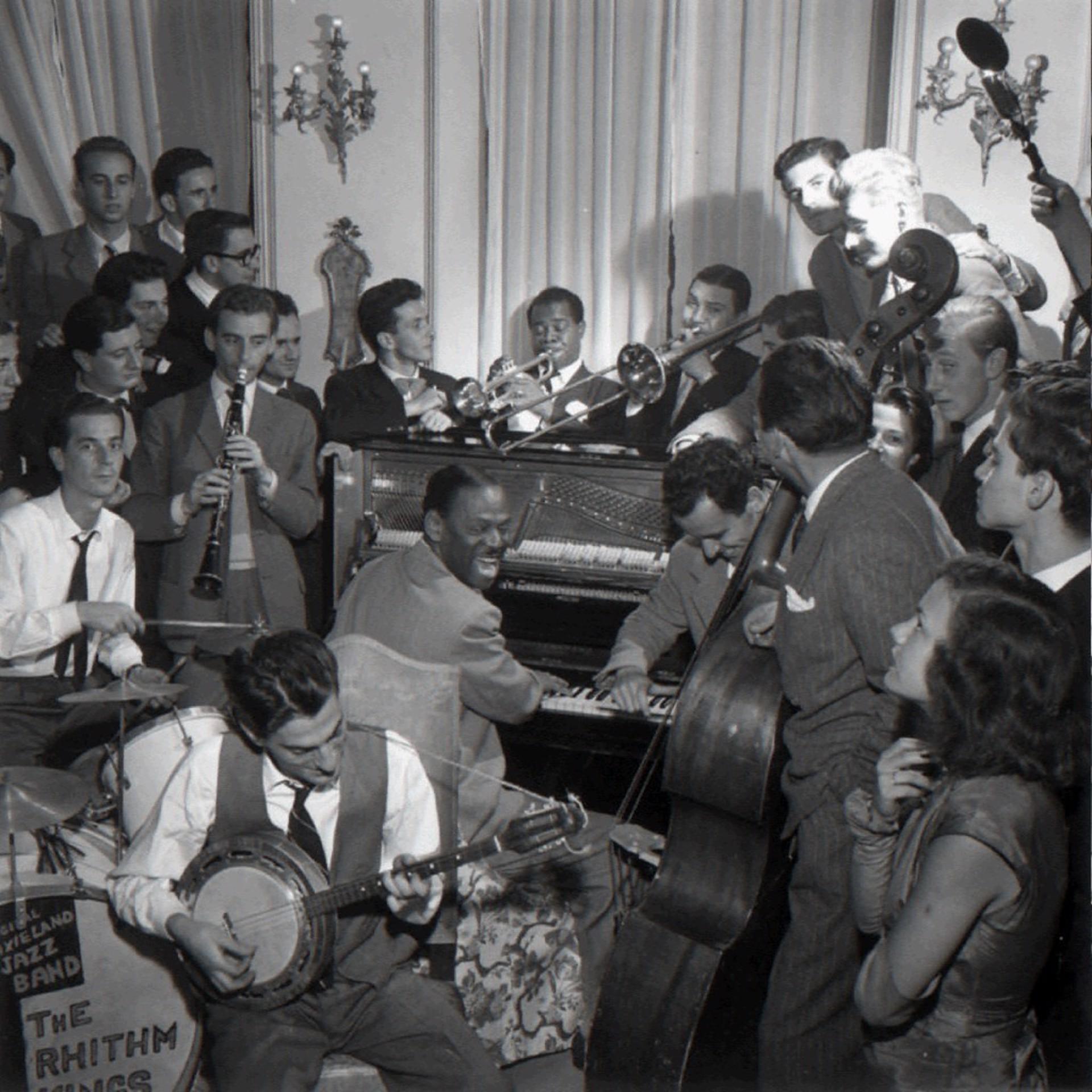Un concerto improvvisato a Roma con il trombettista e cantante jazz americano Louis Armstrong (1901 - 1971), Jack Earl 'Fatha' Hines (1905 - 1983) al pianoforte e Jack Teagarden (1905 - 1964) al trombone che suona con i 'Rhythm Kings'. Hines e