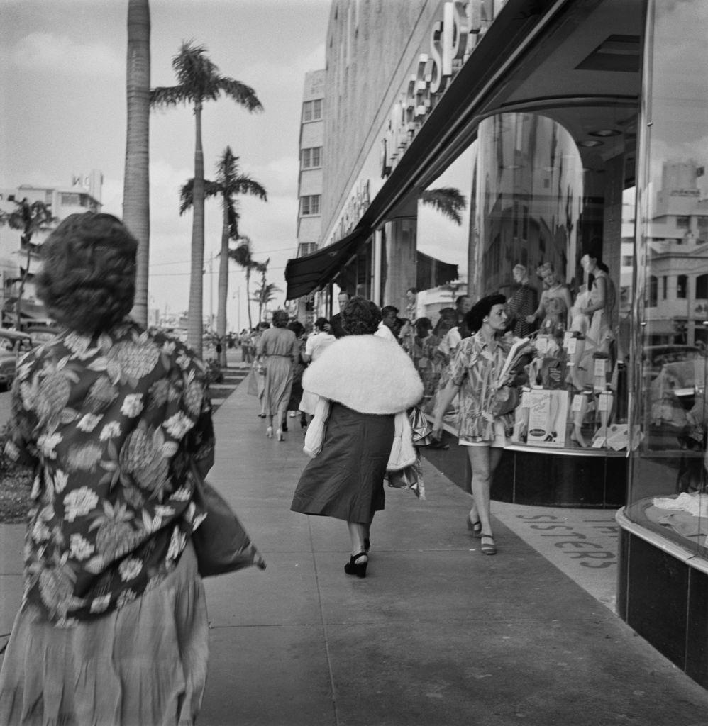 NEW Slim Aarons 'Palm Beach Easter Egg Hunt' Mid-century Modern Photography For Sale 11