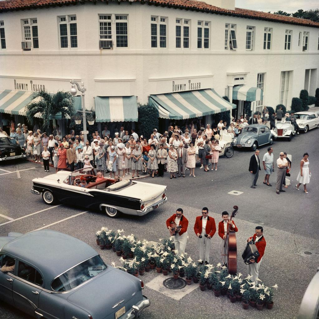 Una folla si raduna fuori dai grandi magazzini Bonwit Teller sulla Worth Avenue mentre una banda suona di fronte durante la parata di Pasqua di Palm Beach, Florida, 1955. 

Slim Aarons
Parata di Pasqua di Palm Beach
1955
C-Stampa
Edizione di 150