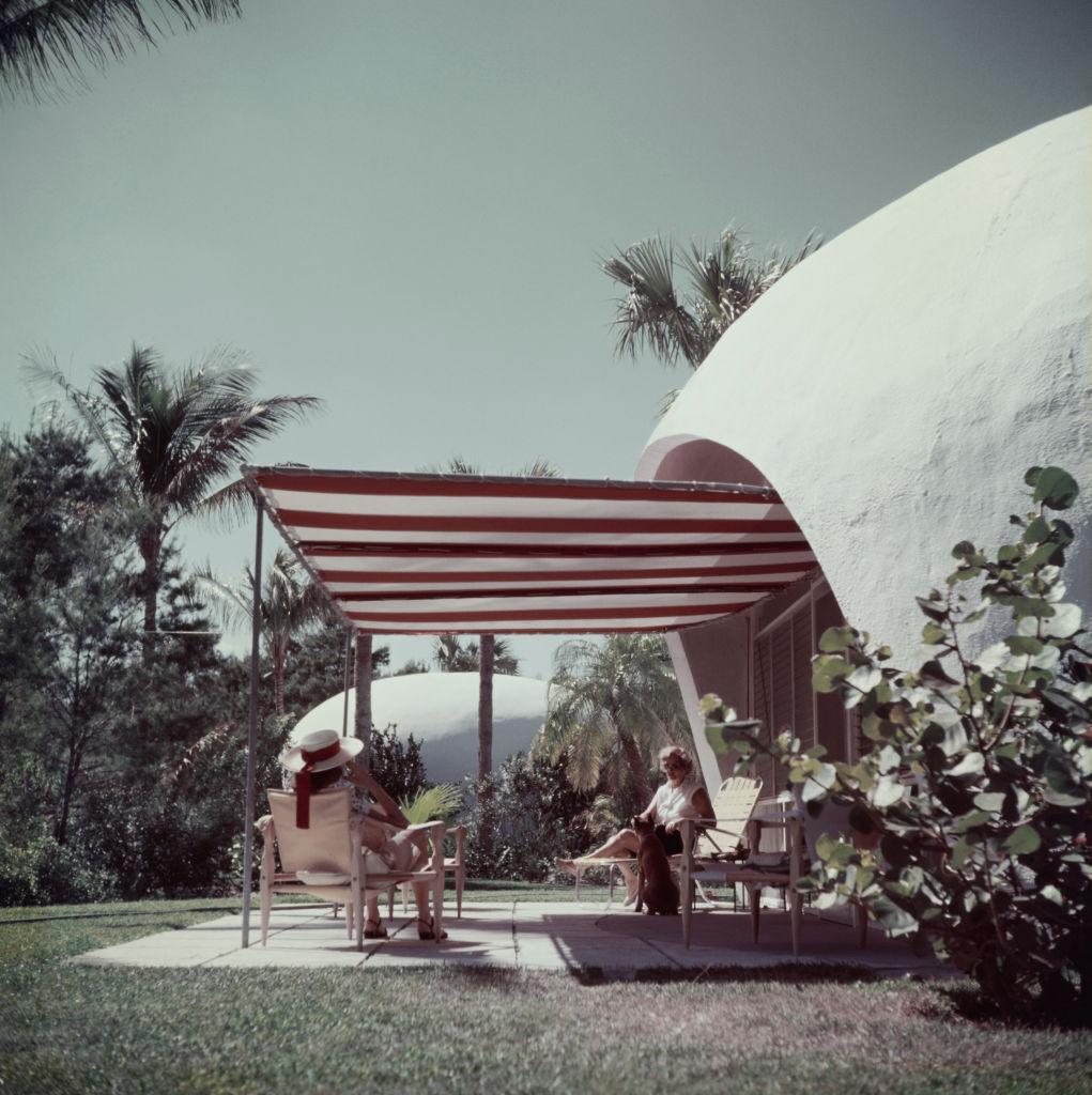NUOVO Slim Aarons 'Palm Beach Pool Party' Fotografia moderna del medio secolo in vendita 12