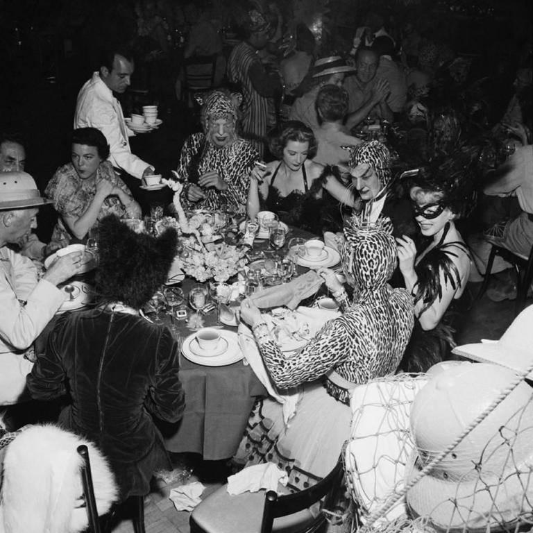 Ospiti di una festa in maschera tenutasi al Romanoff Restaurant di Hollywood, Los Angeles, nel 1950. 

Slim Aarons
Safari Party da Romanoff, 1950
Stampa cromogenica Lambda
Edizione stampata e numerata a mano di 150 esemplari con certificato di
