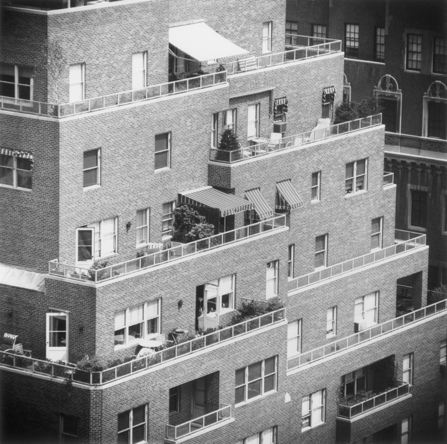 New Yorker Wohnungen 
1953
von Slim Aarons

Slim Aarons Limited Estate Edition

1953: Ein Wohnblock in der Park Lane in New York. Das Gebäude ist so gestaffelt, dass in jedem Stockwerk Balkone für die Wohnungen vorgesehen