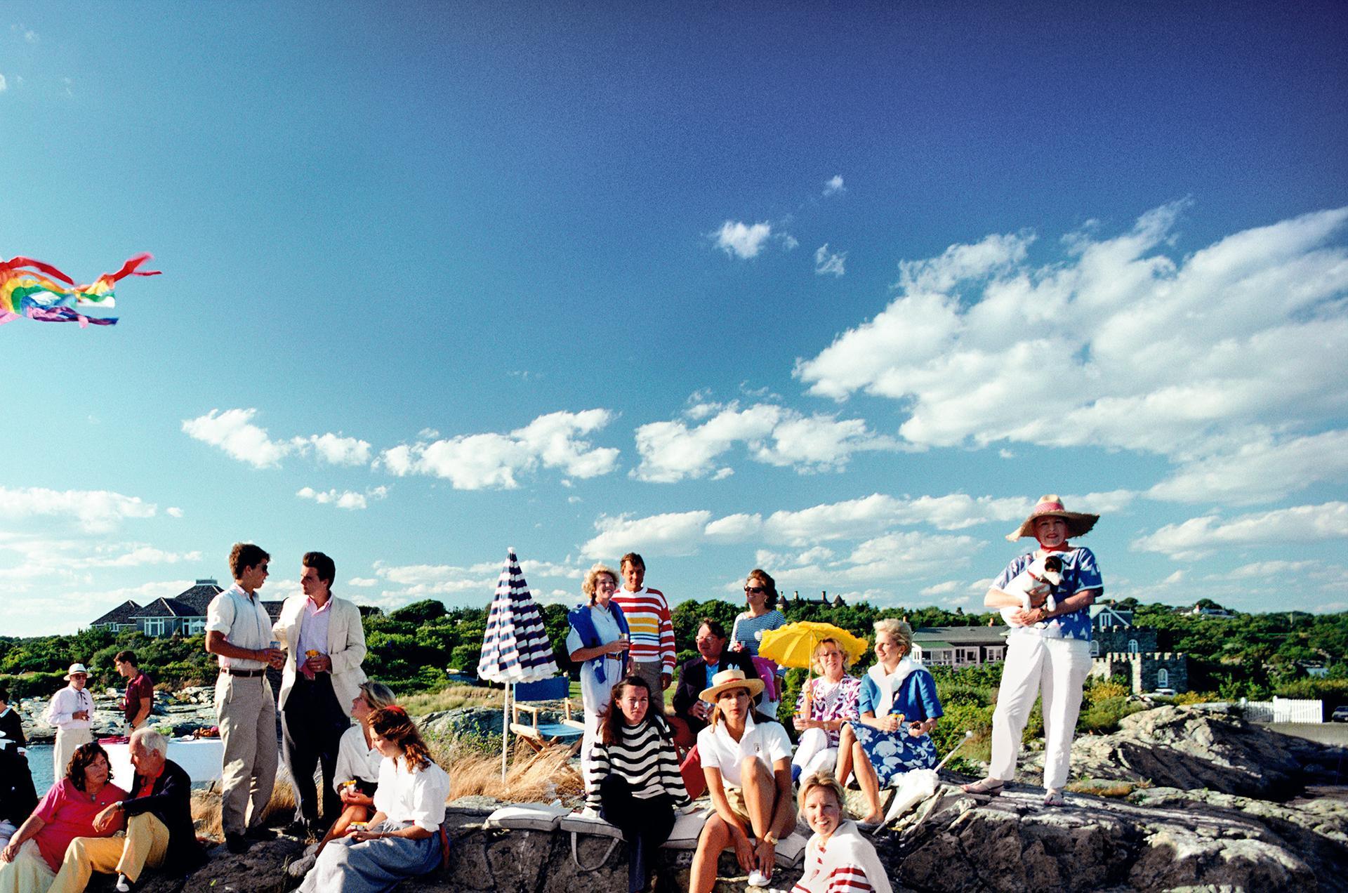 Cette photographie de paysage de la fin des années 1980, prise par le photographe mondain Slim Aarons, montre Rudulph Ellis Carter en train de pique-niquer à Newport en 1987.

Il s'agit d'une édition de 150 exemplaires estampillés et numérotés à la
