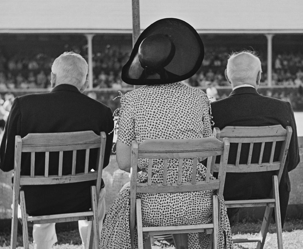 Semaine du tennis à Newport, 1954 - Tournoi de tennis Rhode Island Spectateurs de caniches - Noir Landscape Photograph par Slim Aarons
