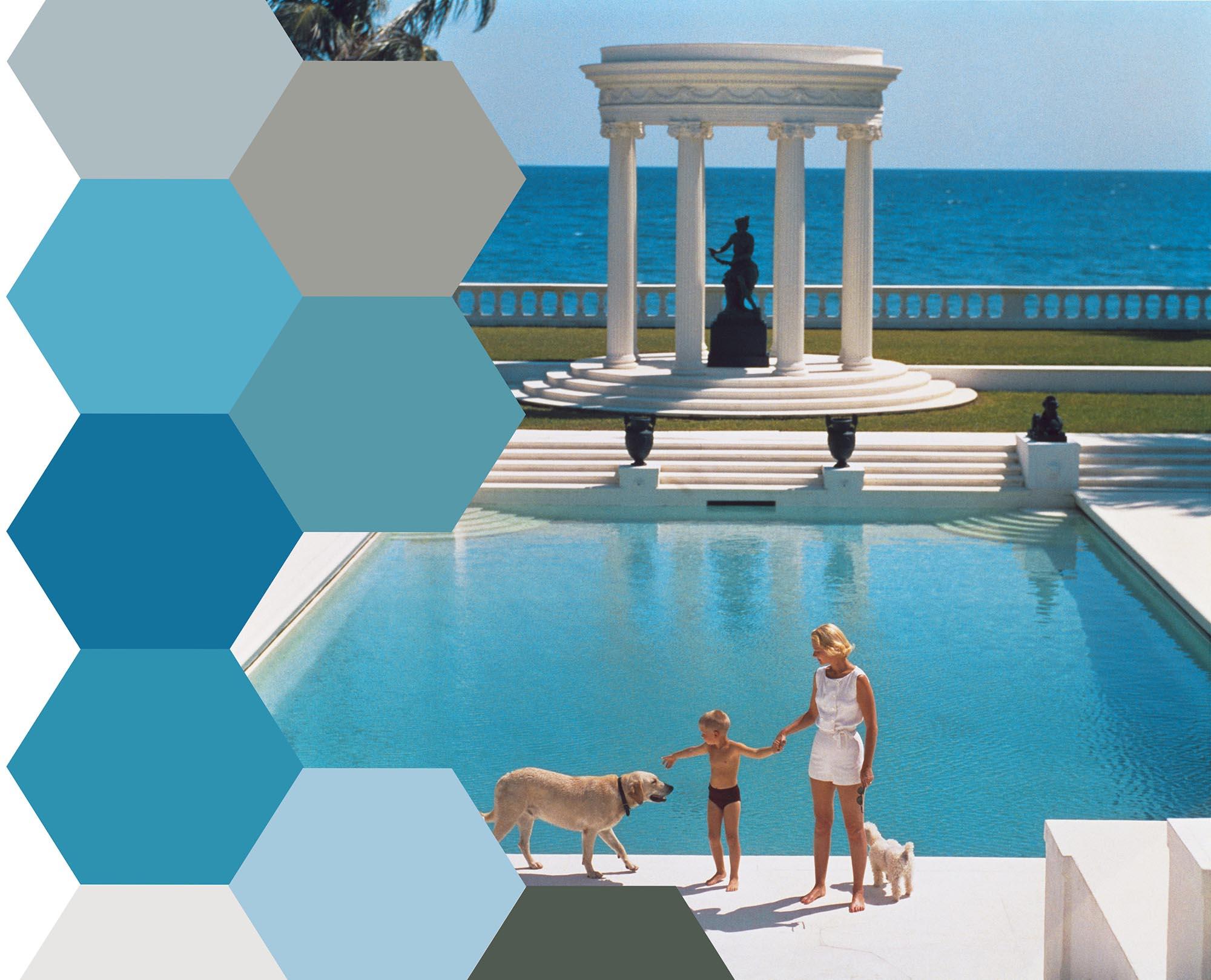 NIce Pool, Estate Edition (Lo scrittore americano C. Z. Guest a Villa Artemis) - Color Photograph Blu di Slim Aarons