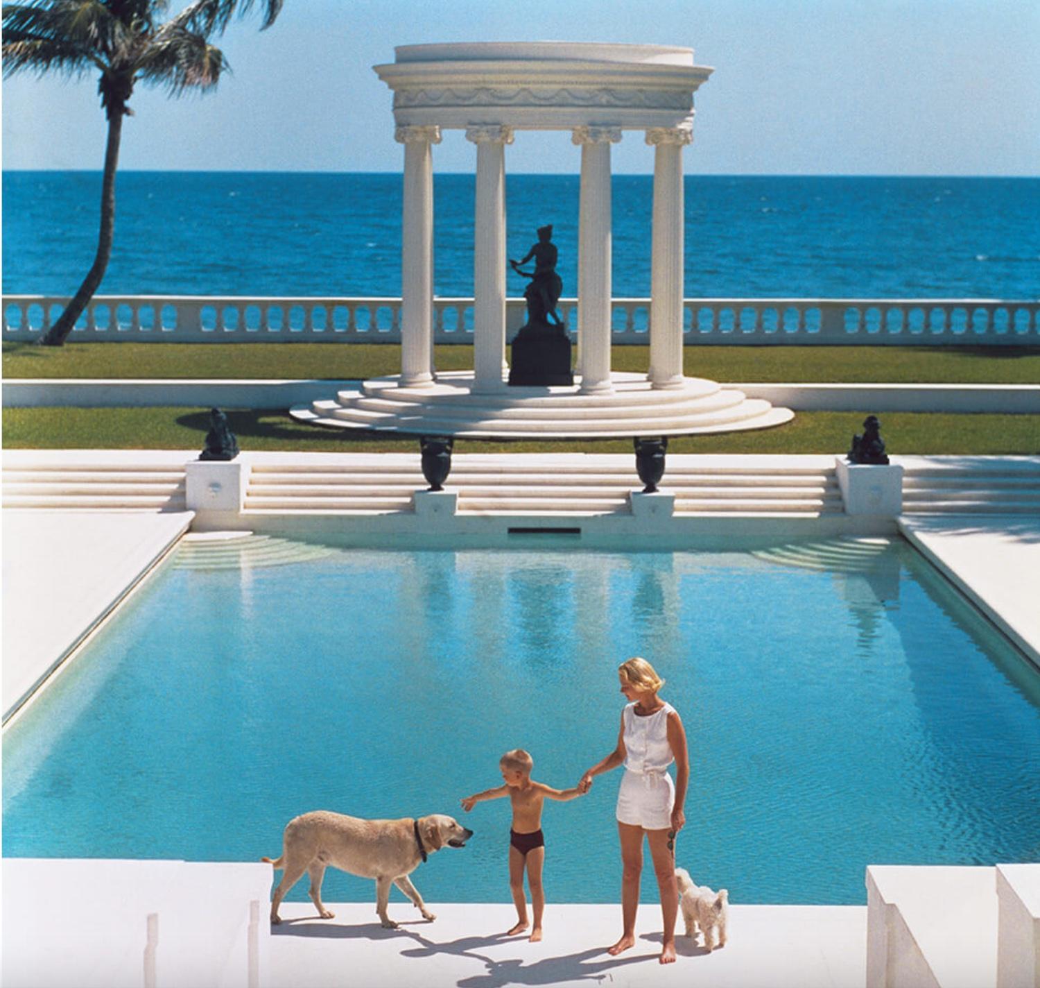 Der amerikanische Schriftsteller C.Z. Gast (Frau F.C. Winston Guest, 1920 - 2003) und ihr Sohn Alexander Michael Douglas Dudley Guest vor ihrem griechischen Tempelpool auf ihrem Anwesen am Meer, der Villa Artemis in Palm Beach.
