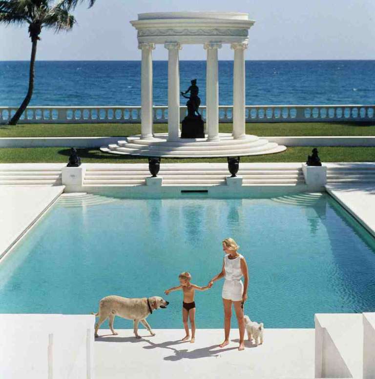 Landscape Photograph de Slim Aarons - Bonita piscina