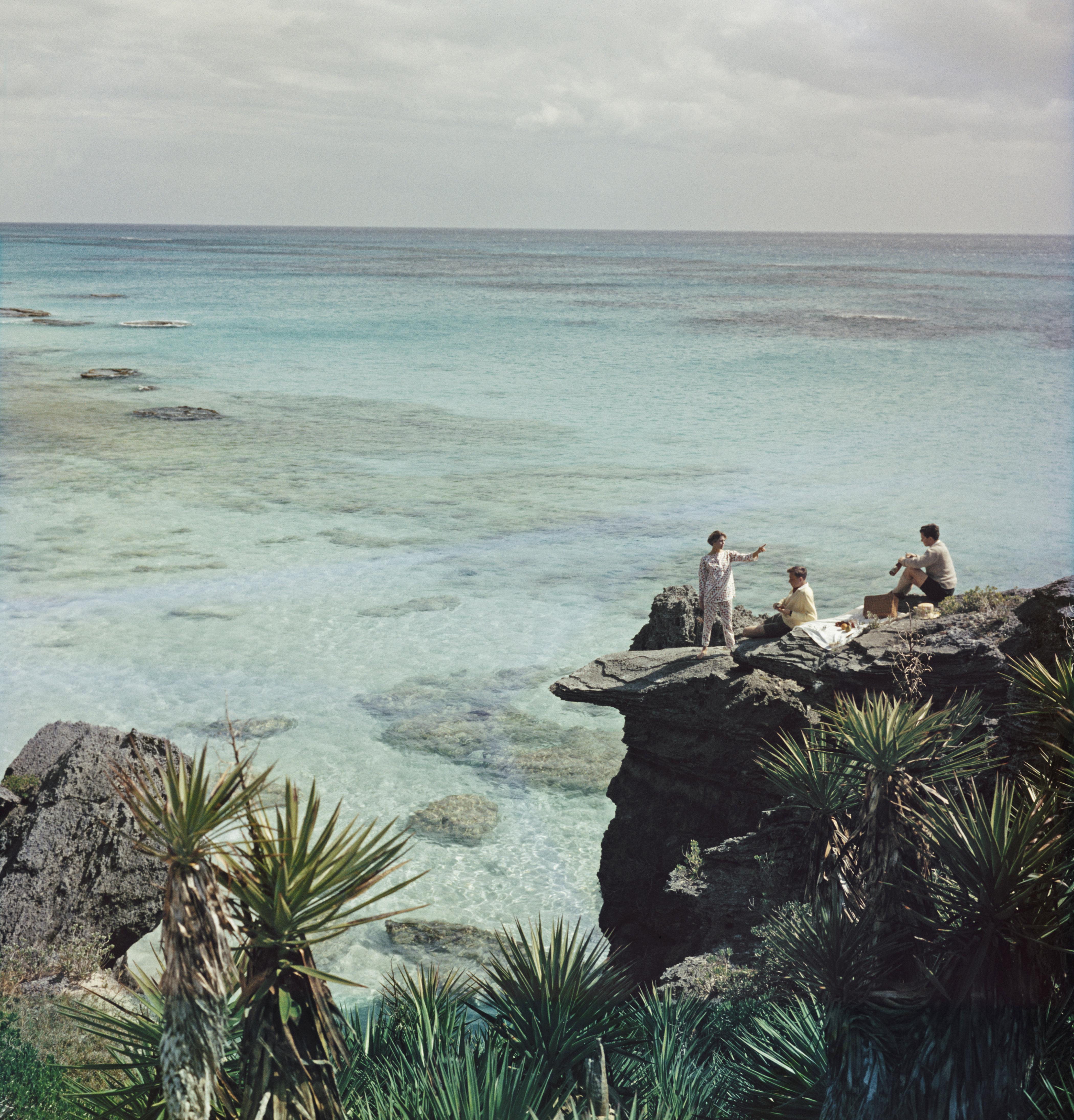 Slim Aarons Figurative Photograph – Schöner Ort zum Mittagessen, Bermuda Beach, Nachlassausgabe
