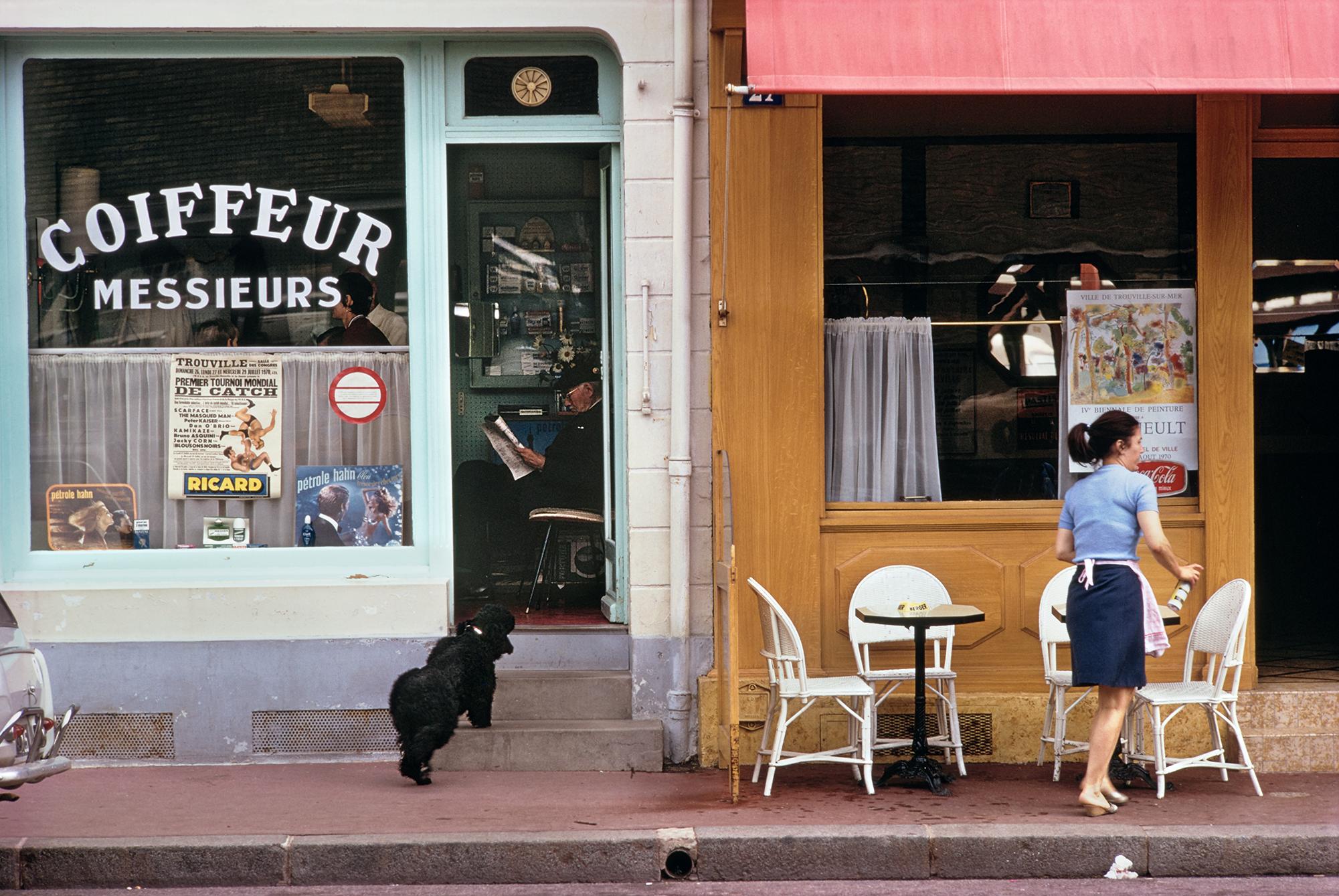 Slim Aarons Color Photograph – Gut frisiert, Frankreich, Estate Edition, Stadtbildfotografie
