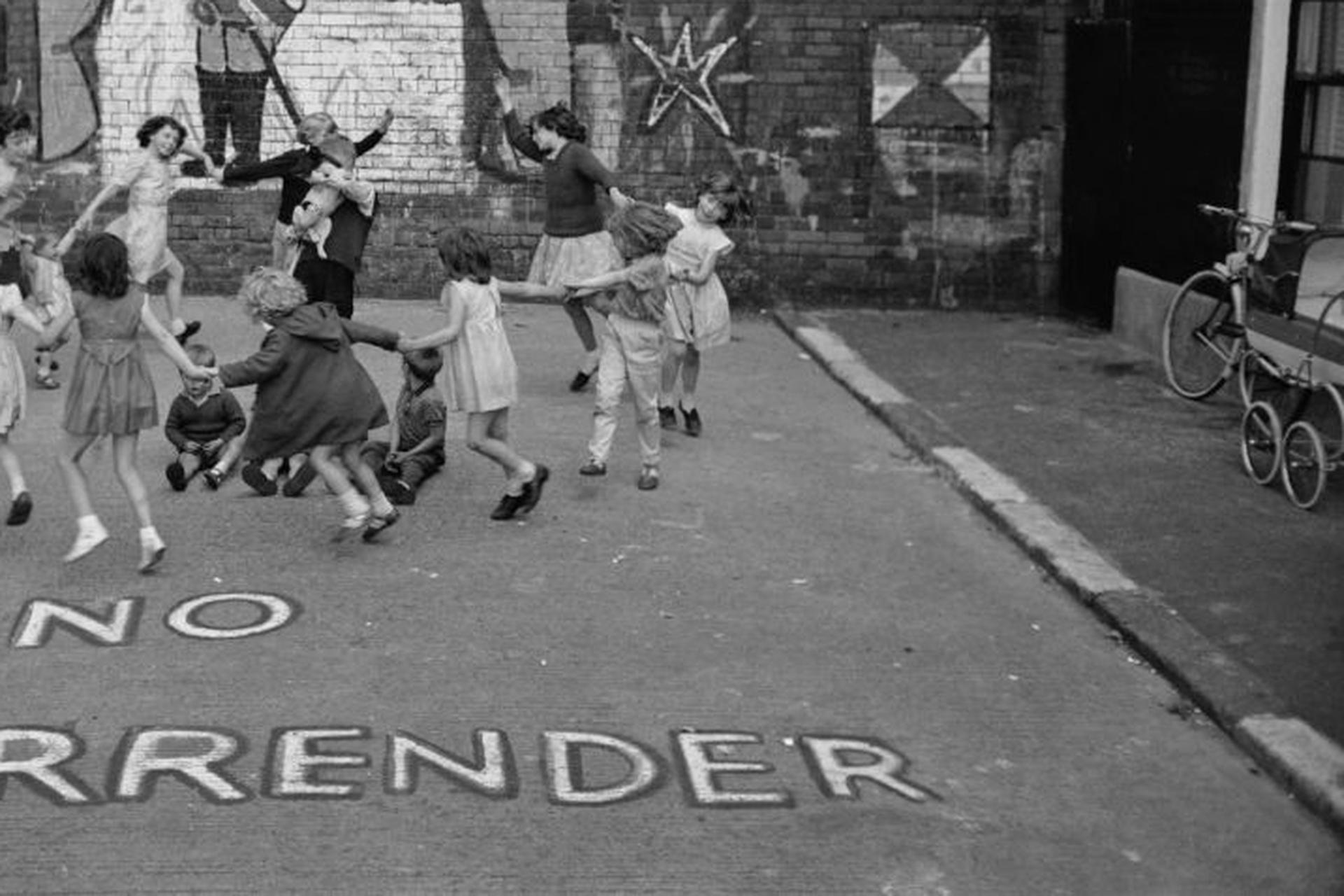 No Surrender, Belfast, Estate Edition, Ritratto fotografico in vendita 1