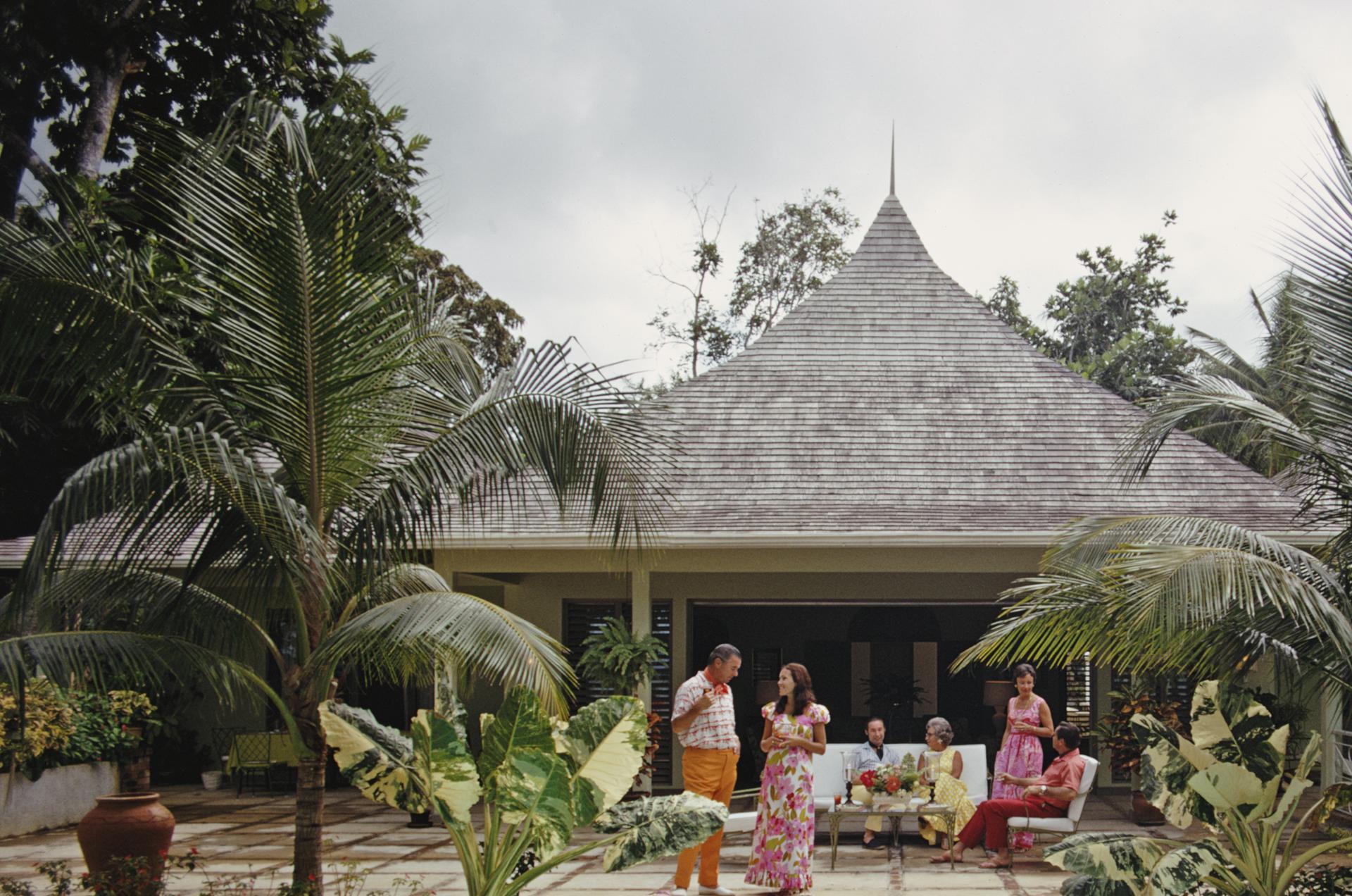 Ocho Rios, Jamaïque, édition de succession, photographie de paysage - Gris Figurative Photograph par Slim Aarons