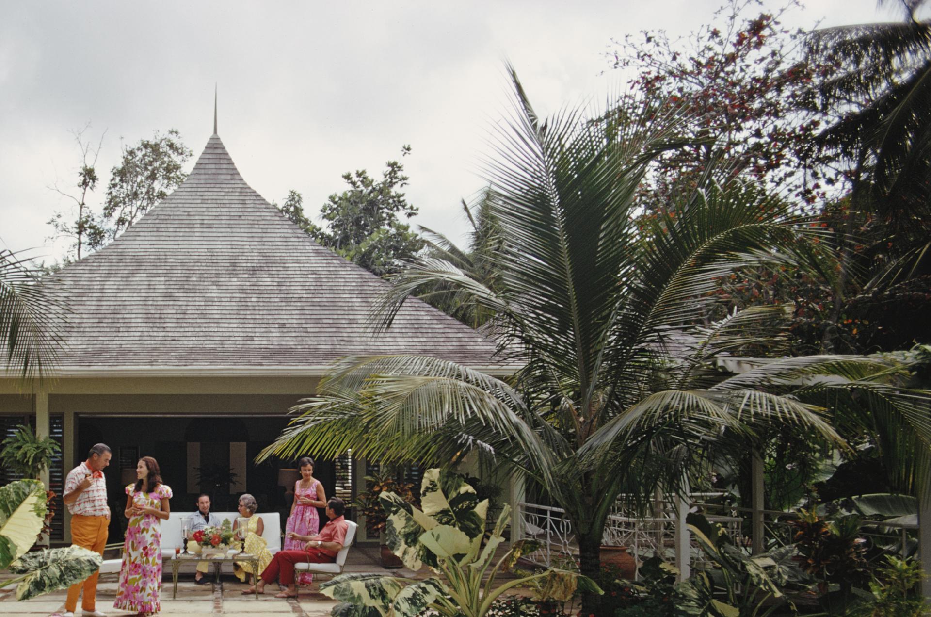 Ocho Rios, Jamaika, Nachlassausgabe, Landschaftsfotografie (Grau), Landscape Photograph, von Slim Aarons