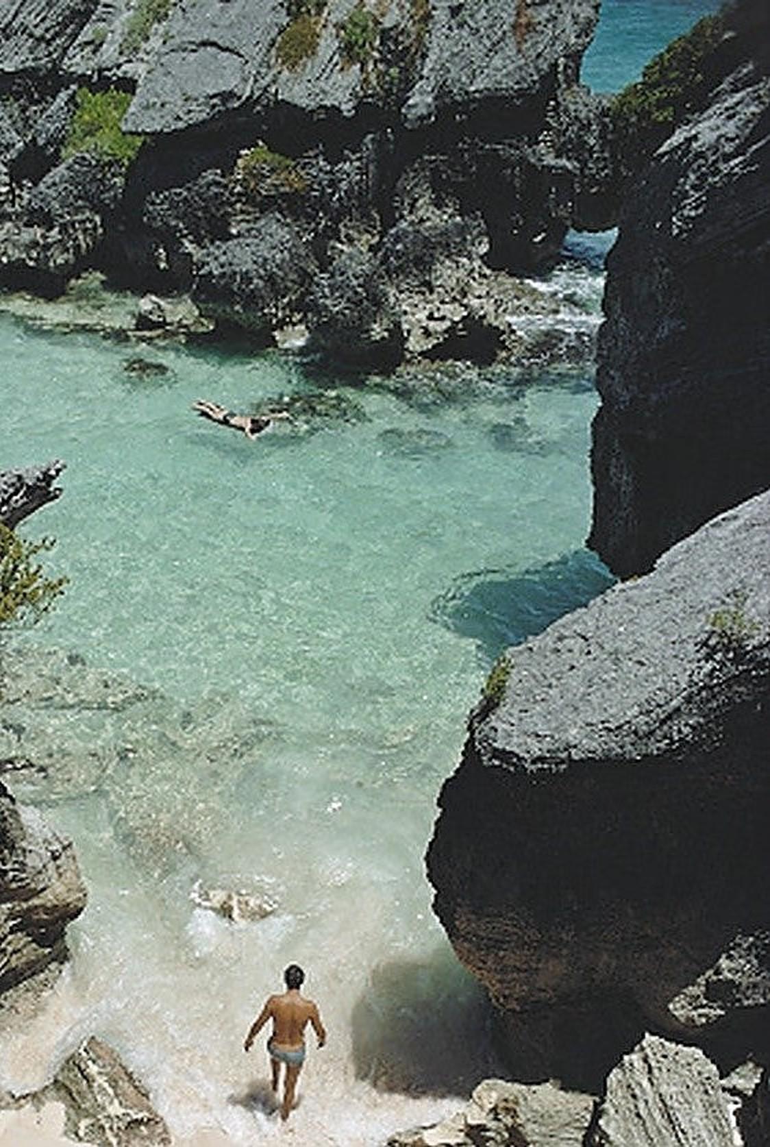 On the Beach in Bermuda von Slim Aarons im Angebot 1