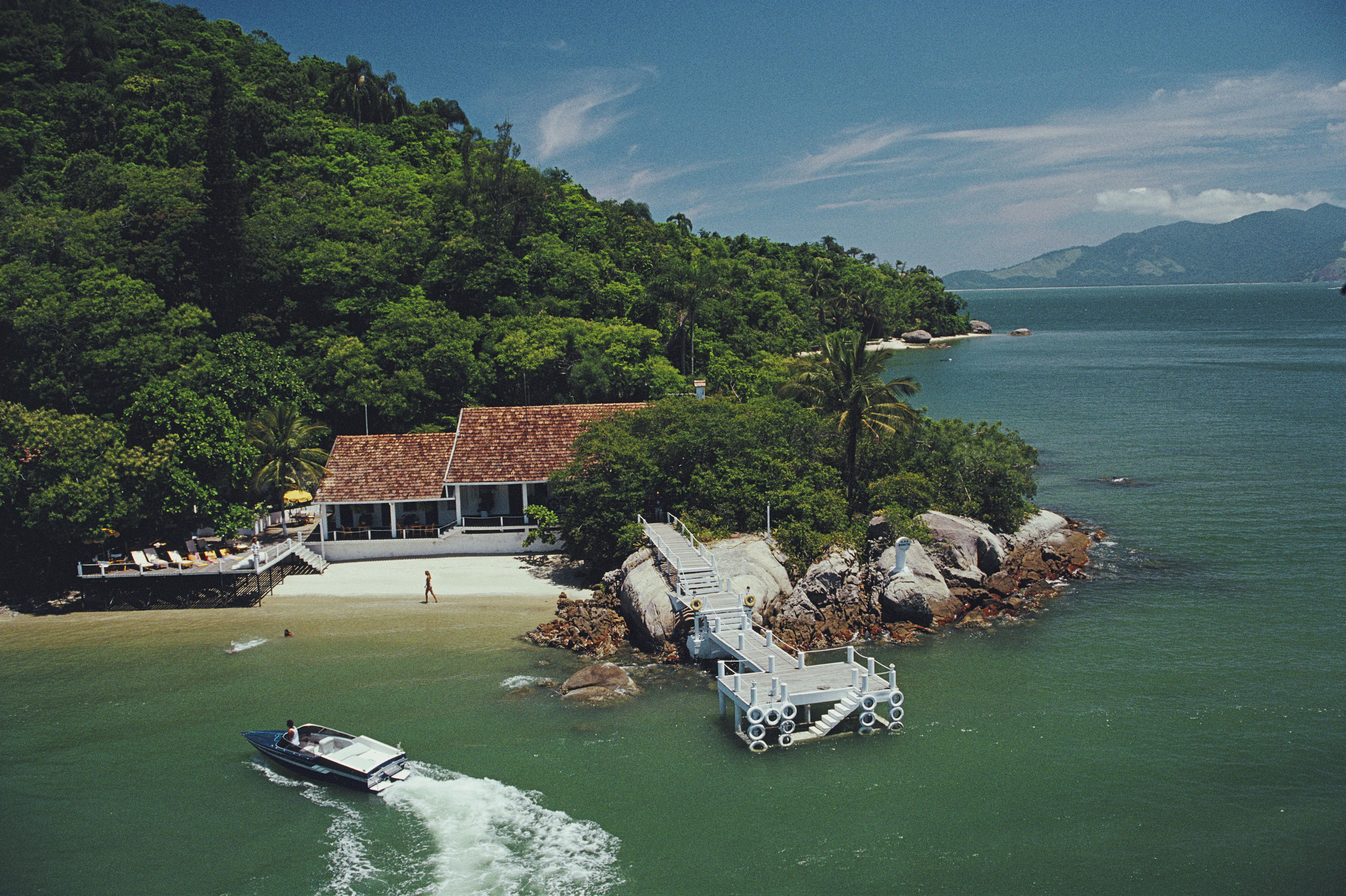 an der Küste von Brasilien' 1988 Slim Aarons Limitierte Nachlassausgabe Druck 

Gesamtansicht einer Anlegestelle und eines Schnellbootes neben einem Wohnhaus an der Küste Brasiliens, im Januar 1988. 

Hergestellt aus der Originalfolie
Mitgeliefertes